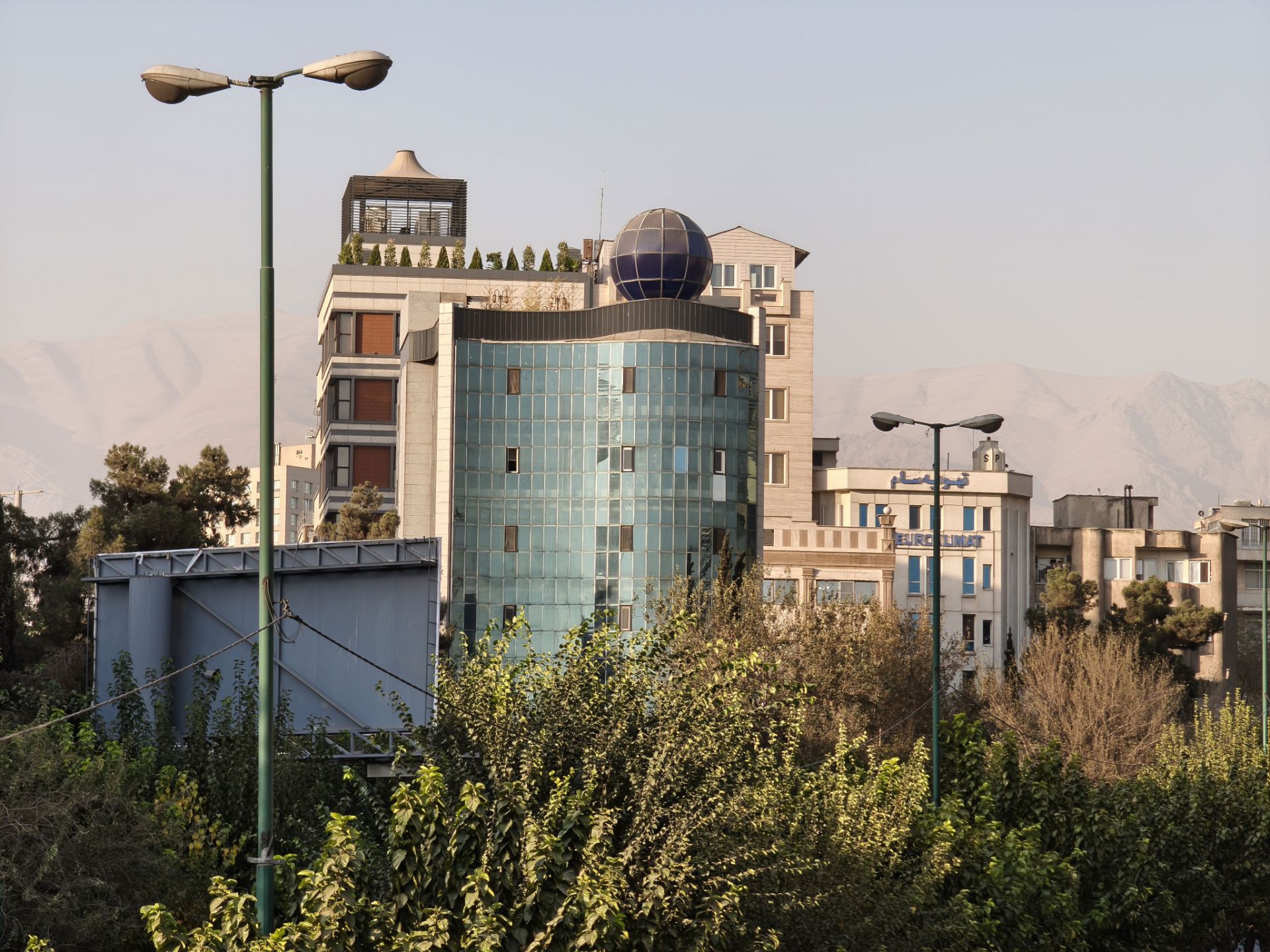 ساختمانی با نمای شیشه‌ای آبی‌رنگ