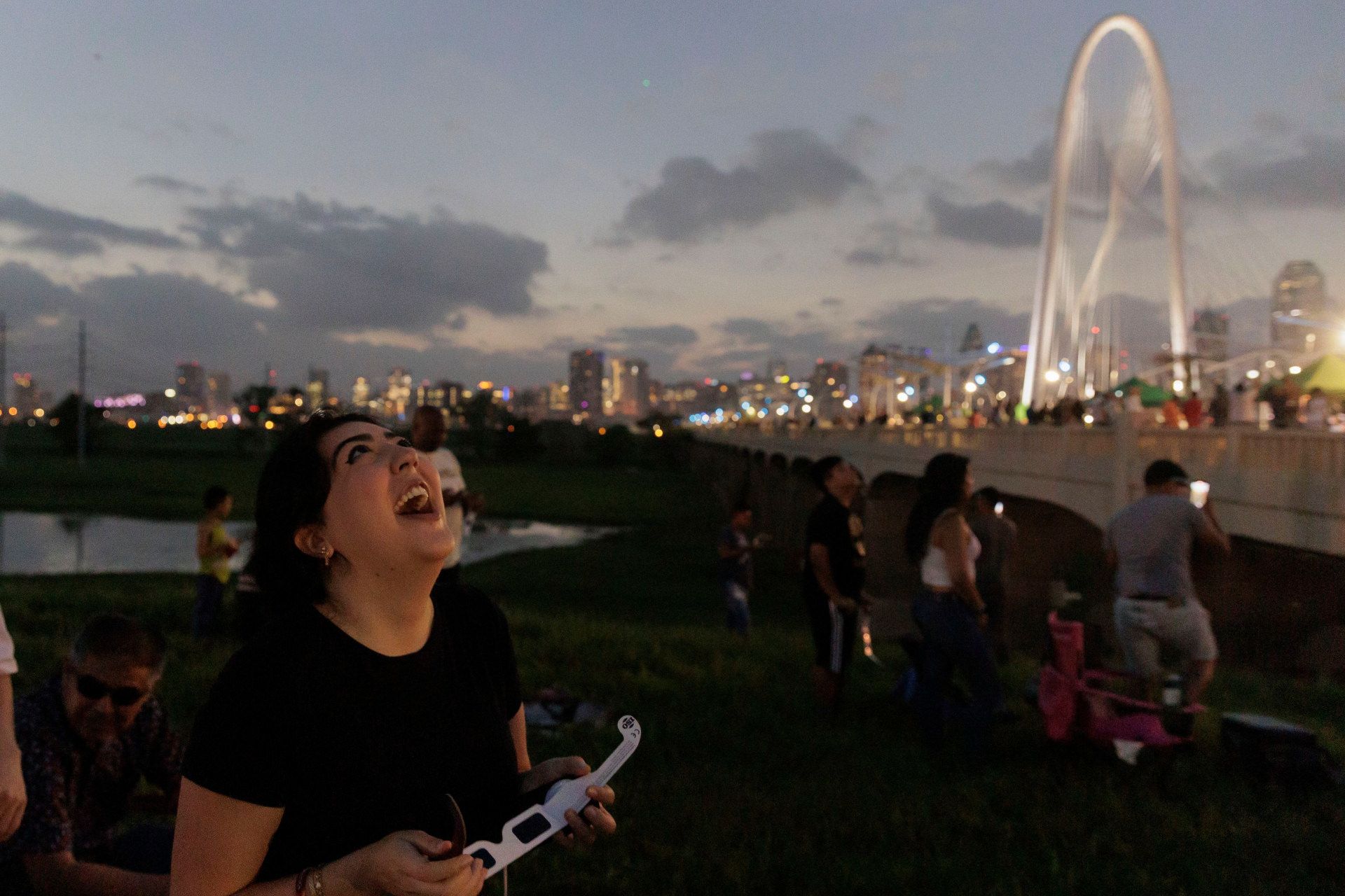 تماشاگران هیجان‌زده خورشیدگرفتگی کامل آوریل