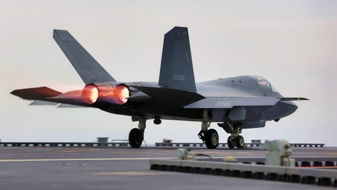 جنگنده چینی J-35 روی ناو 