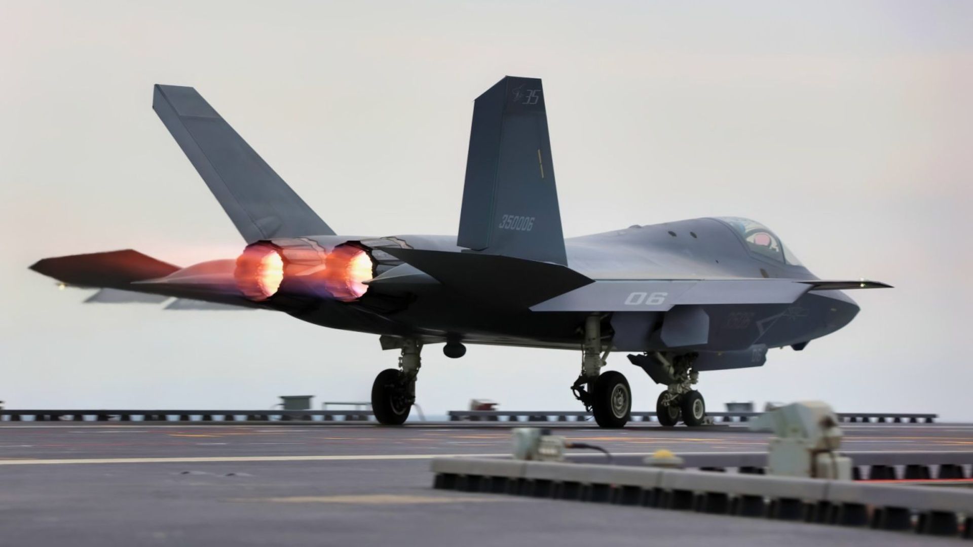 جنگنده چینی J-35 روی ناو 