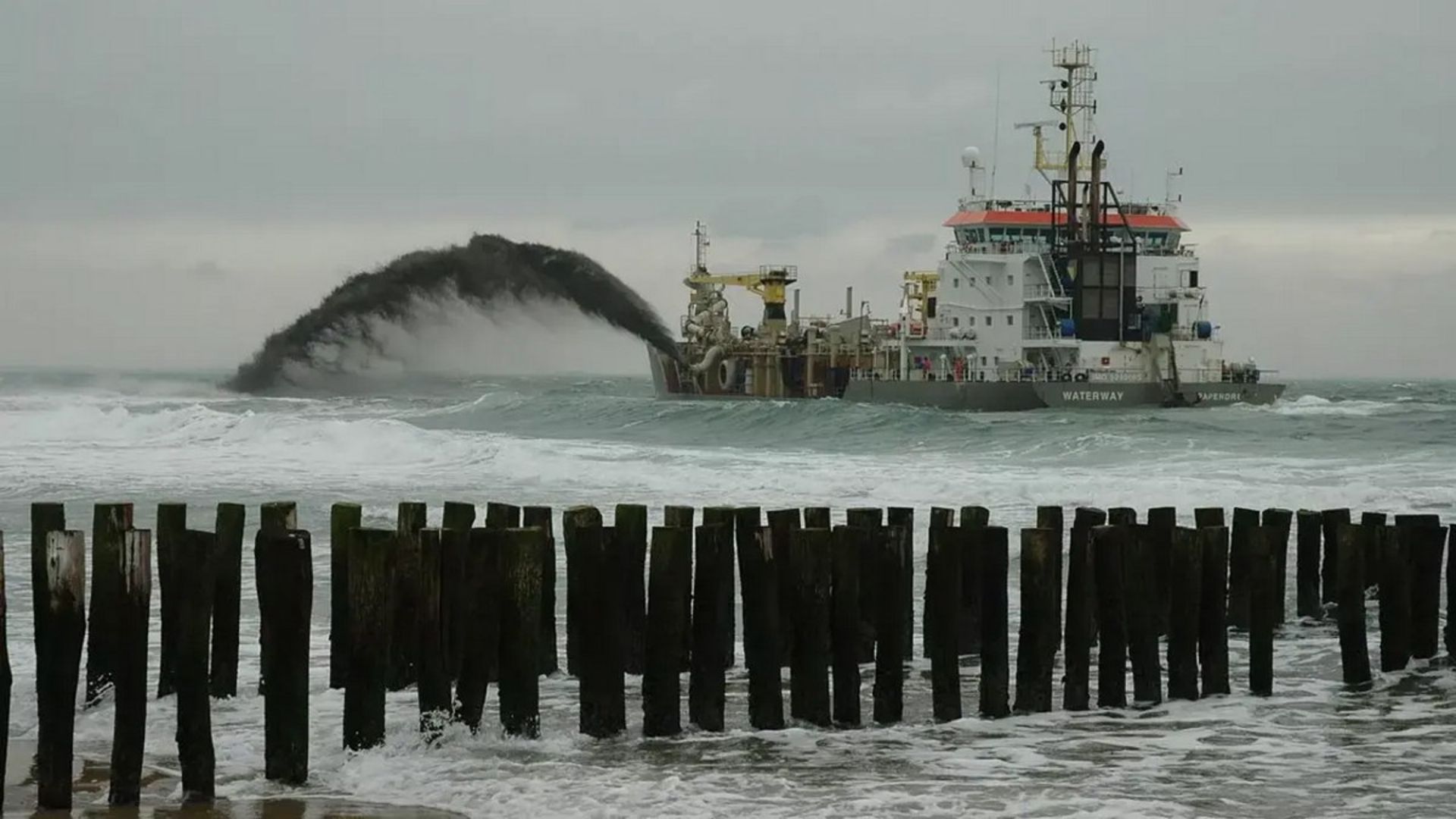 کشتی تخلیه شن در جزایر نخل دوبی