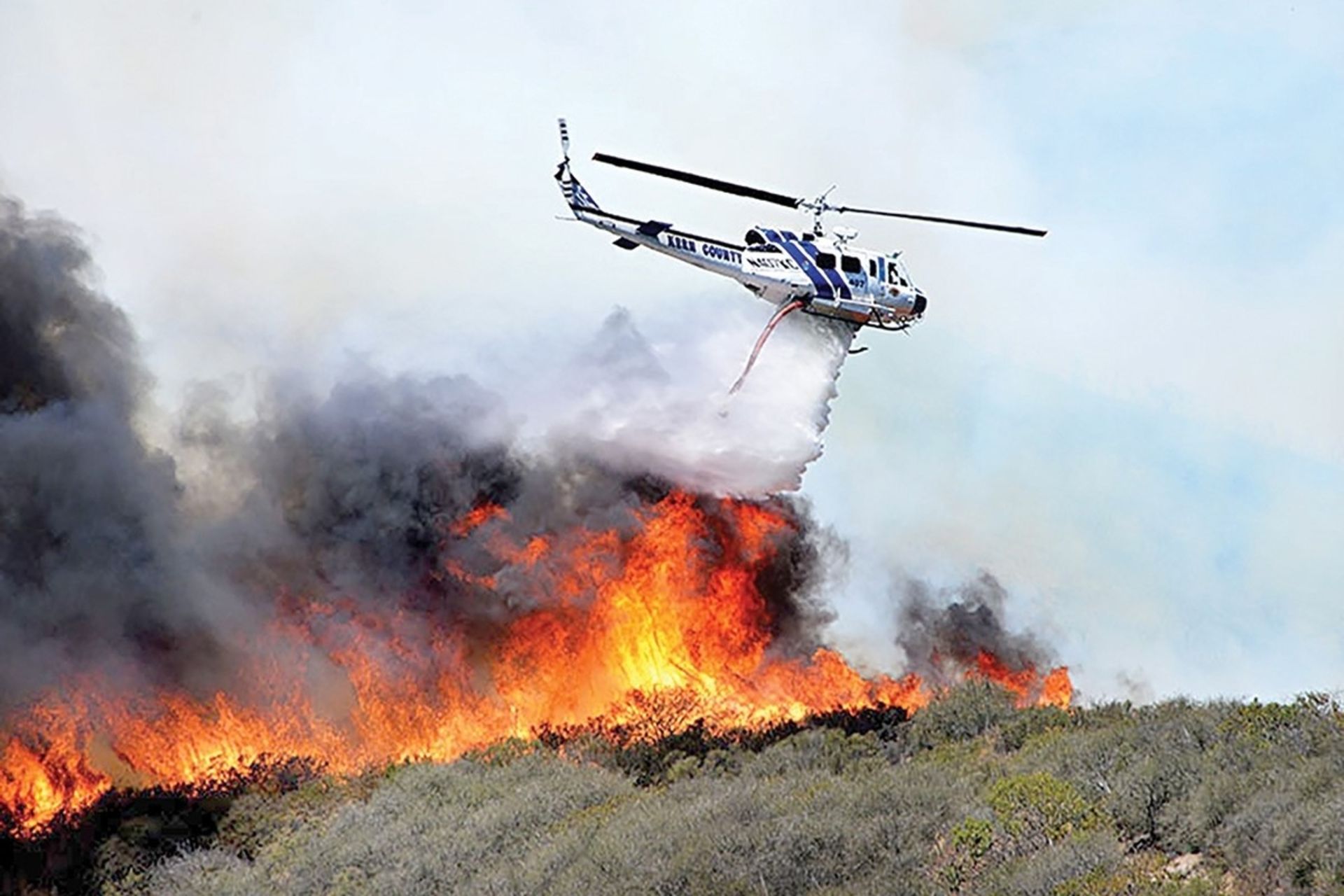بالگرد در حال اطفای حریق جنگل الیت