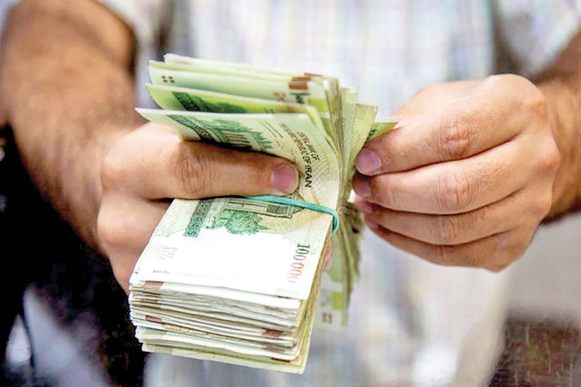 مردی در حال شمارش اسکناس