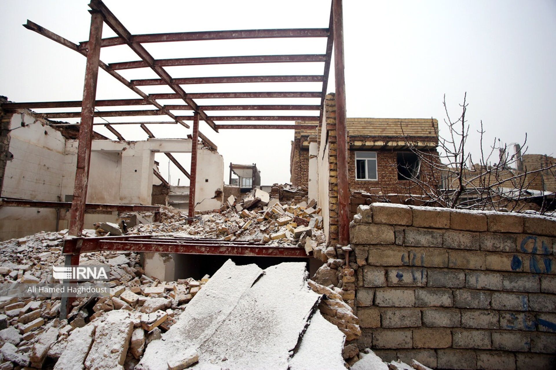 اسکلت فروریخته خانه زمین لرزه خوی