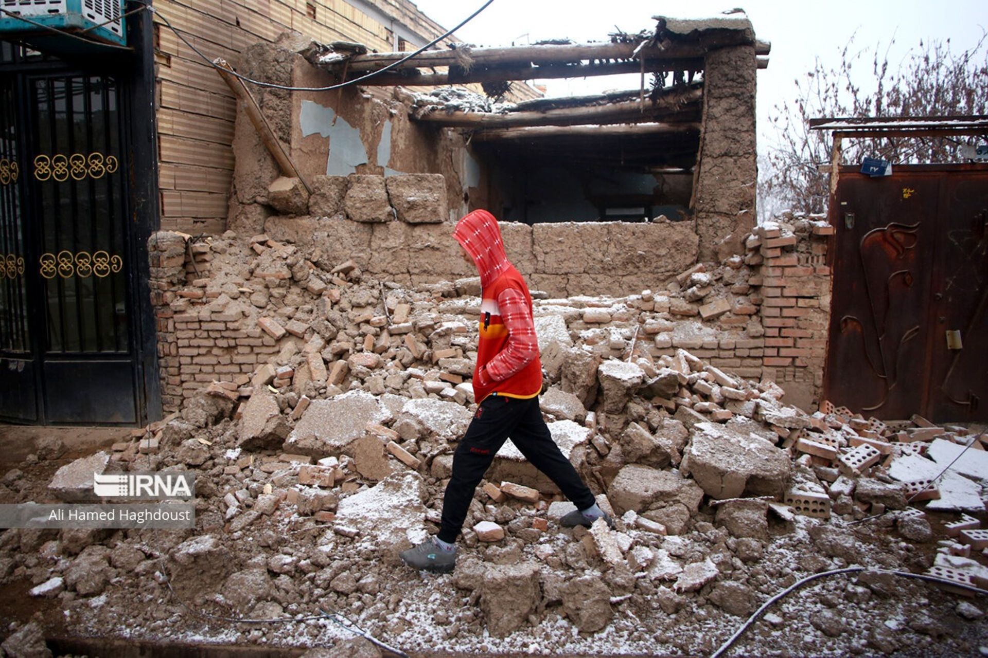 پسر قرمزپوش خانه ویران شده در زمین لرزه خوی