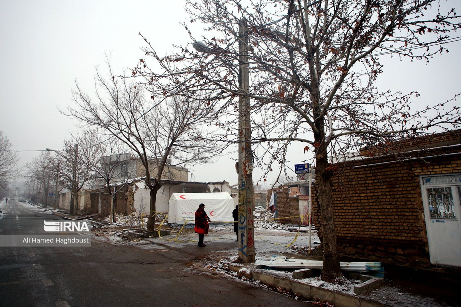 خیابان و چادر هلال احمر زمین لرزه خوی