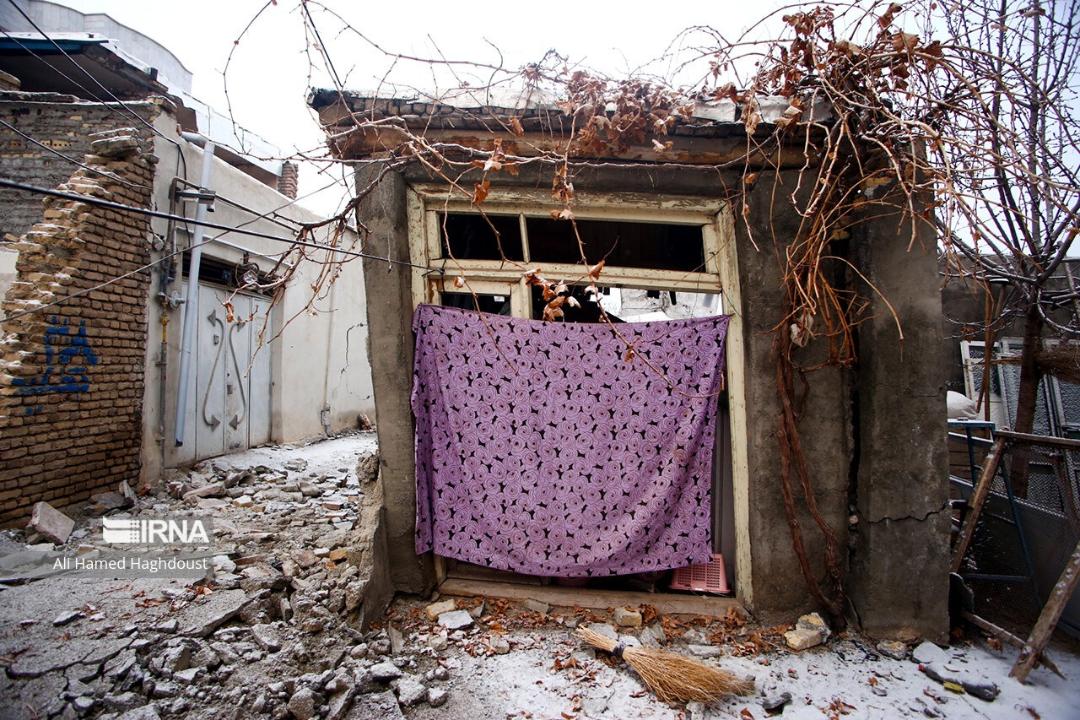 خانه ای پس از زمین لرزه خوی