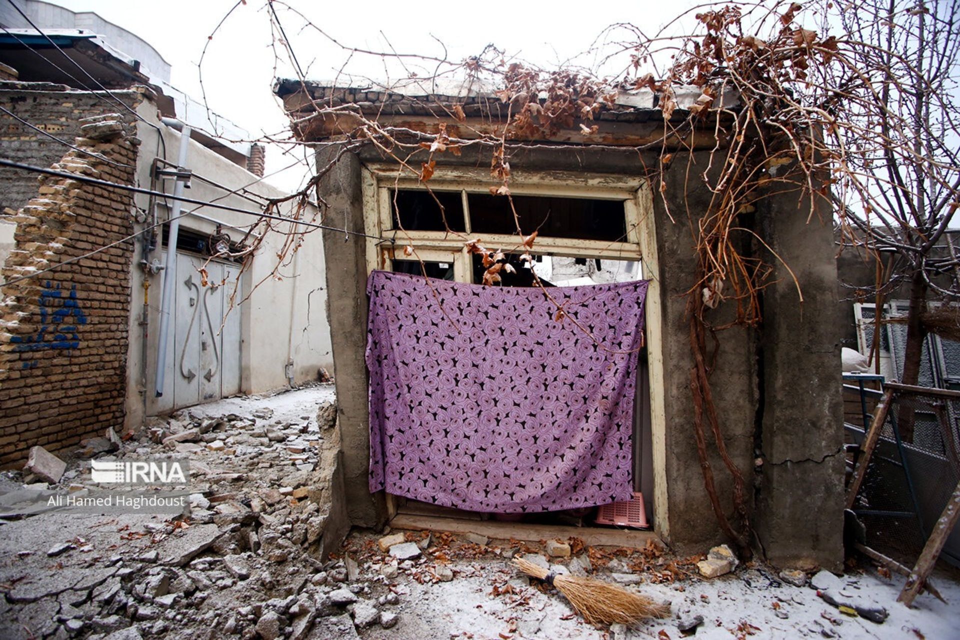 خانه ای پس از زمین لرزه خوی