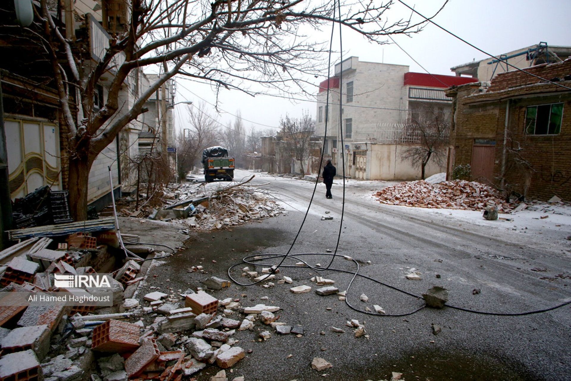 آجرهای فروریخته در خیابان پس از زمین لرزه خوی