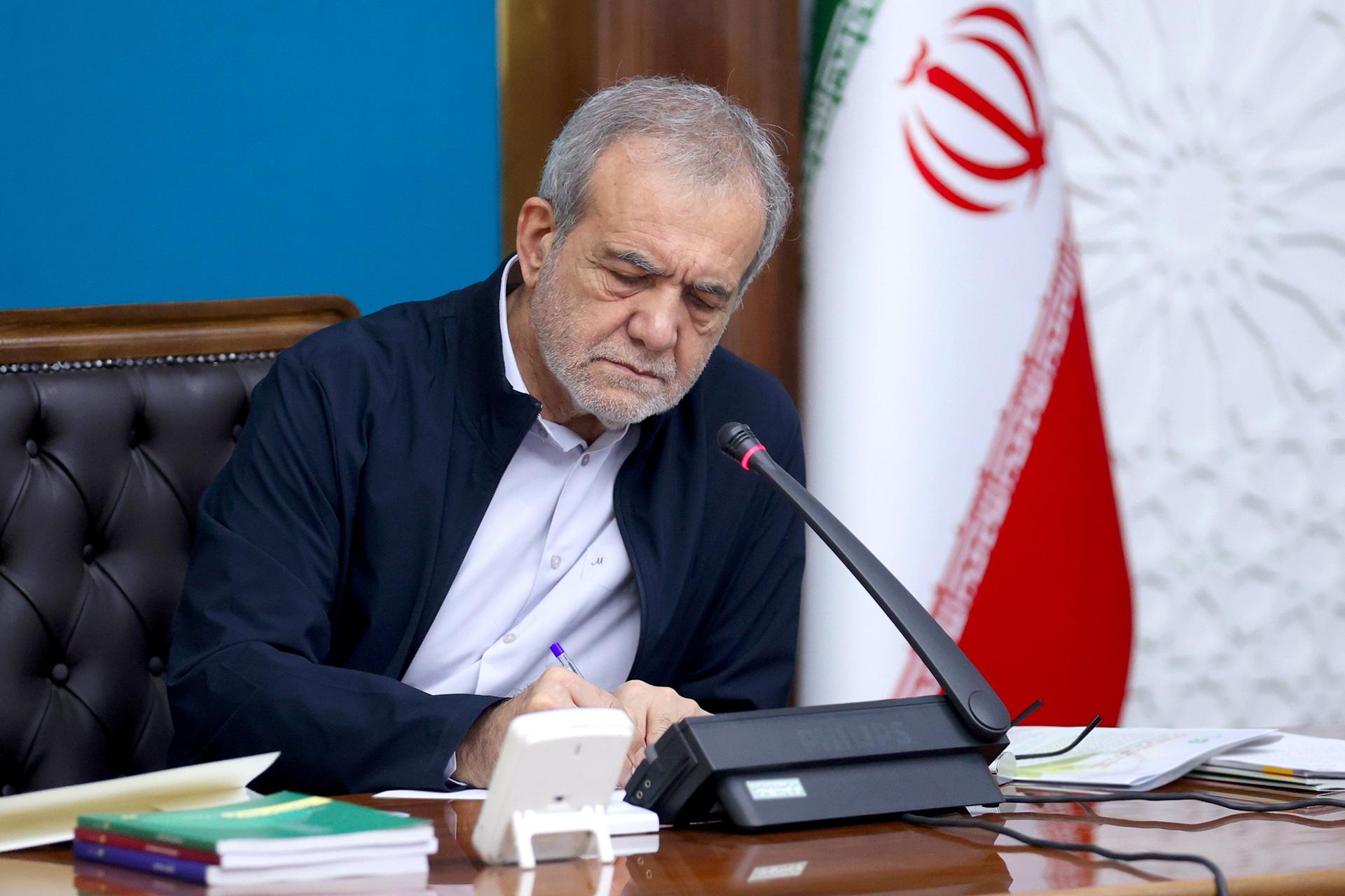 پزشکیان در حال امضا