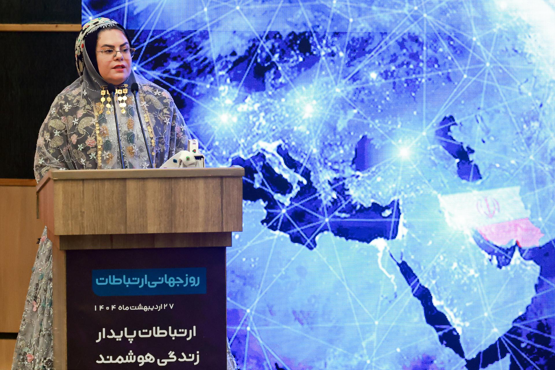 یک خانم عشایر در حال سخنرانی در روز جهانی ارتباطات