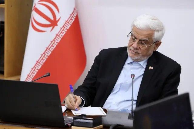 عارف: اگر مردم مخالف باشند قیمت بنزین را افزایش نخواهیم داد