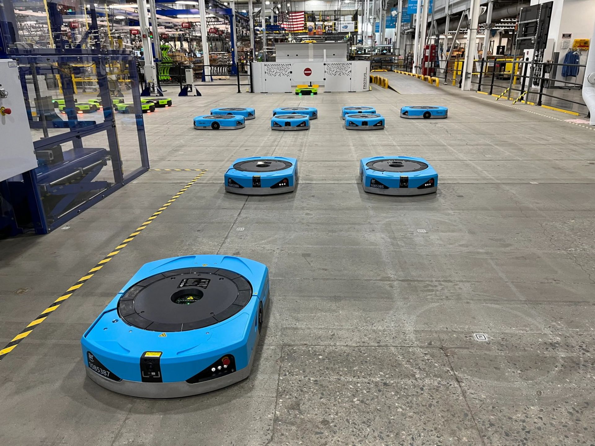 ربات‌های آبی رنگ Hercules  آمازون در حال حرکت روی زمین