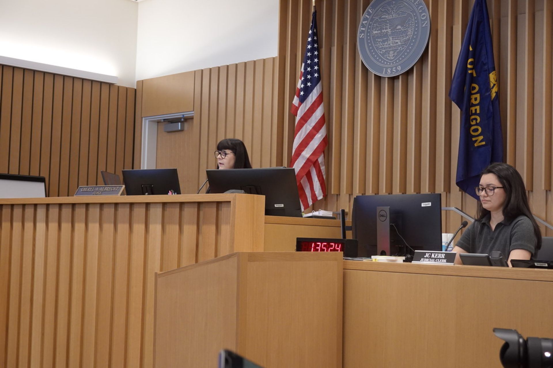 قاضی دادگاه حوزه قضایی مولتنوما، در جلسه صدور حکم جوزف امرسون