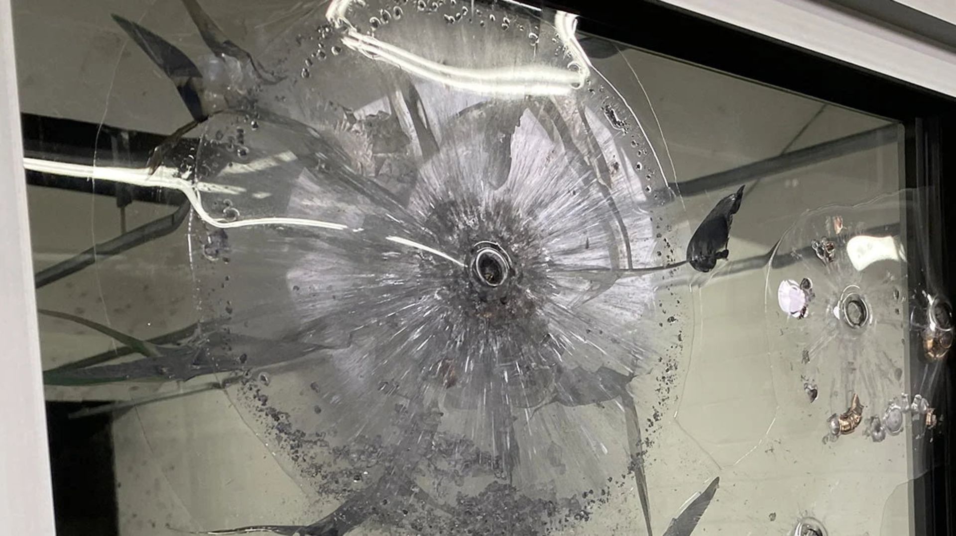 دامِ ویسکوالاستیک در شیشه ضد گلوله