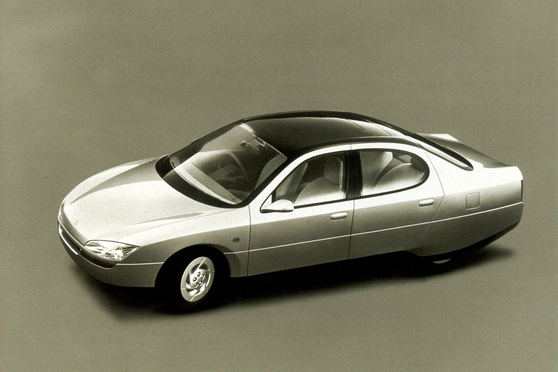 نمای سه‌چهارم جلو خودرو تویوتا AXV-V