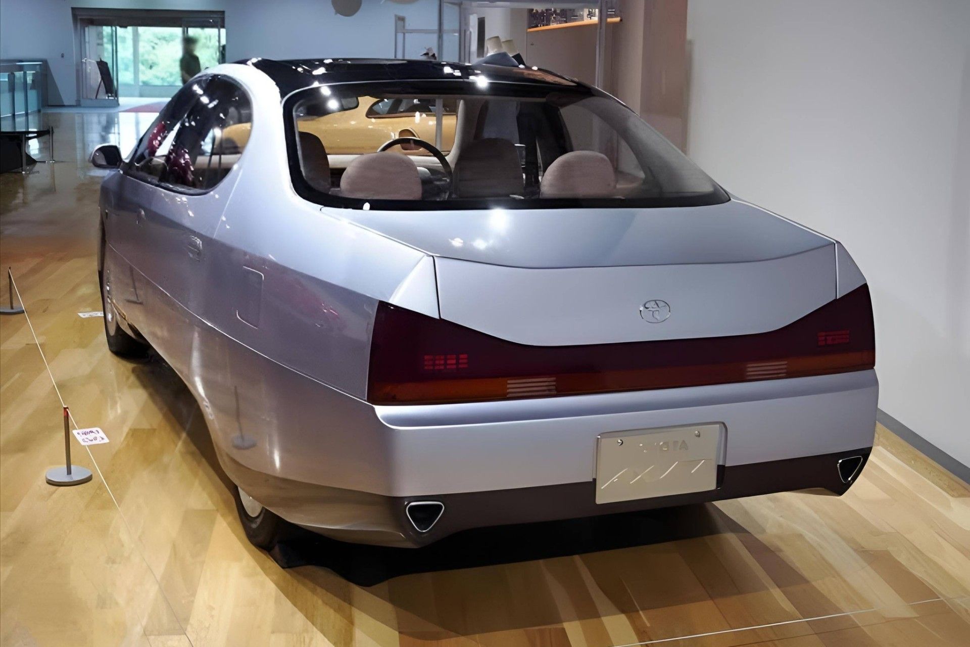 نمای سه‌چهارم عقب خودرو تویوتا AXV-V در نمایشگاه