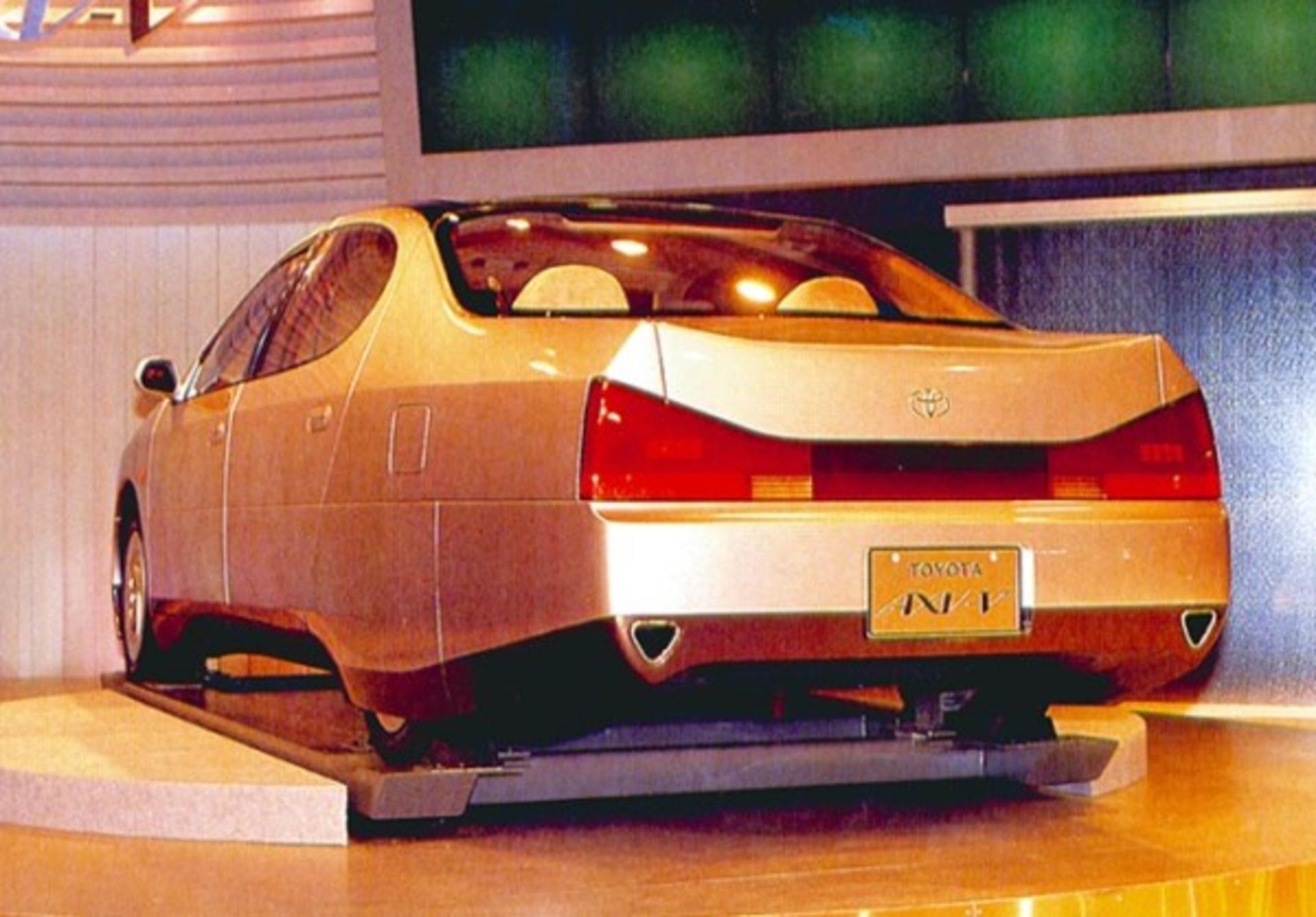 نمای سه‌چهارم عقب خودرو تویوتا AXV-V