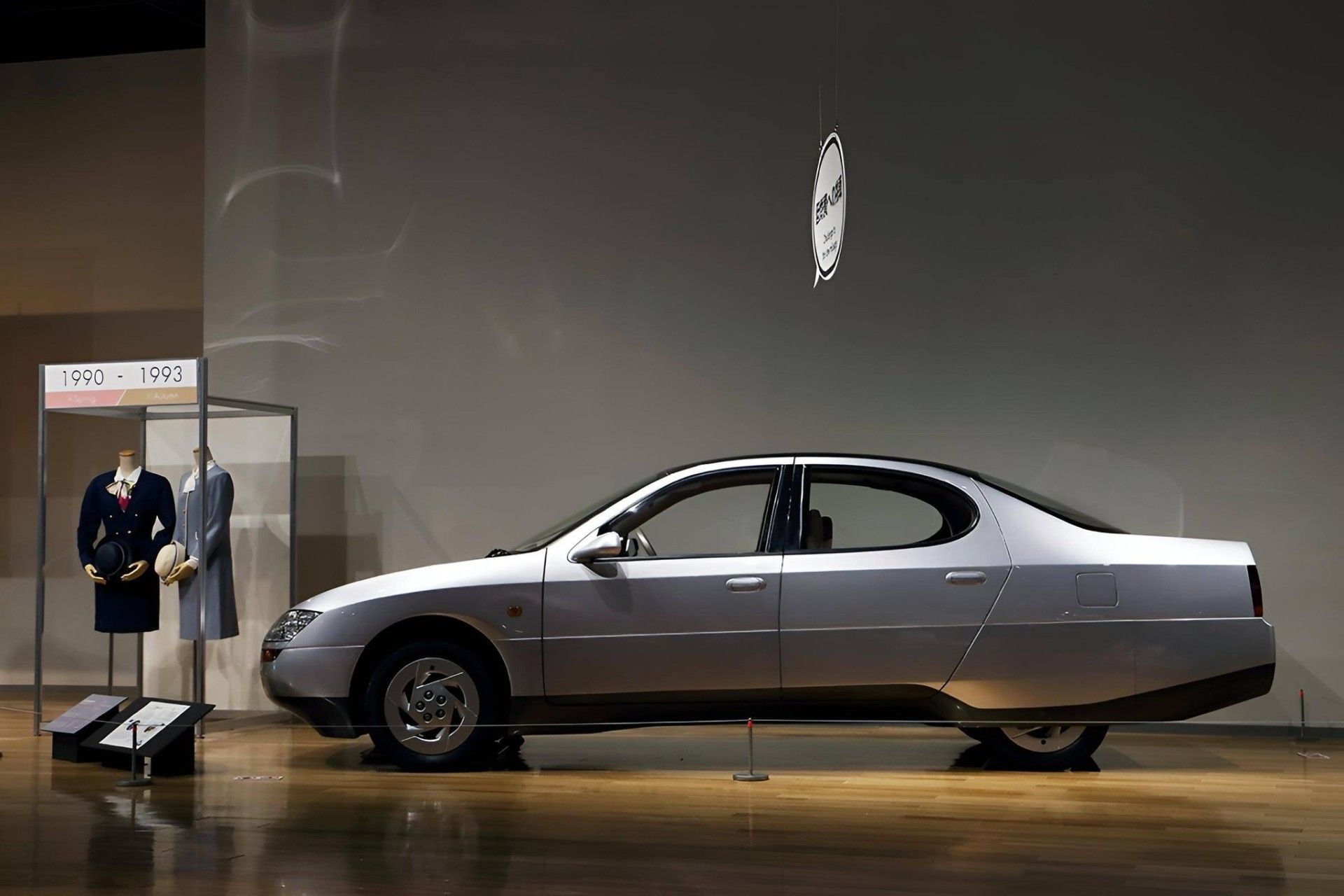 نمای جانبی خودرو تویوتا AXV-V