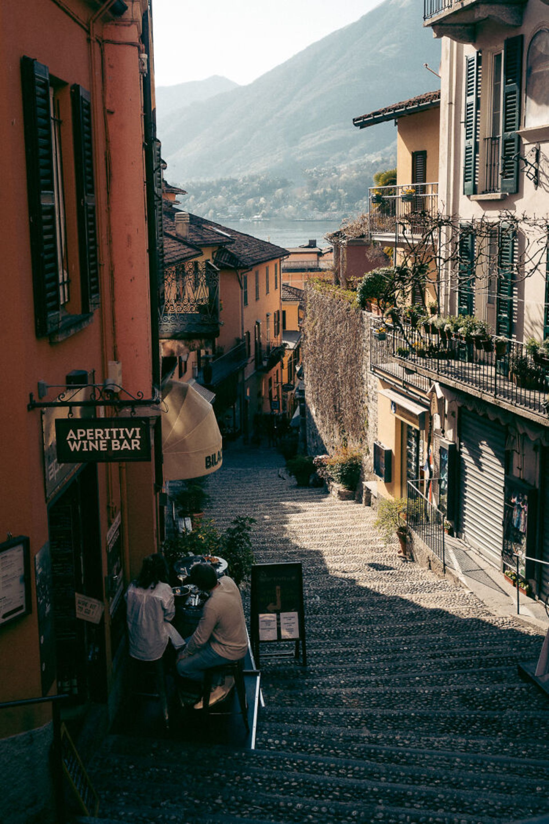 ساختمان و کافه ایتالیا دریاچه کومو