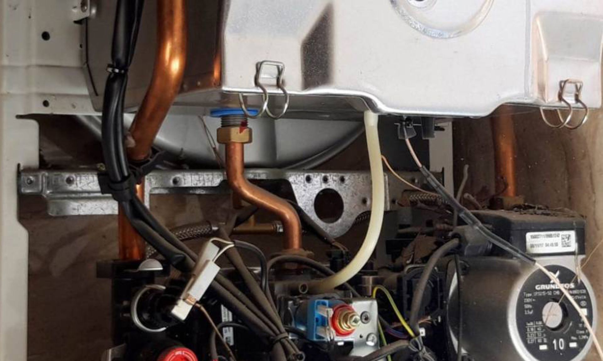 پمپ و اجزای داخلی پکیج