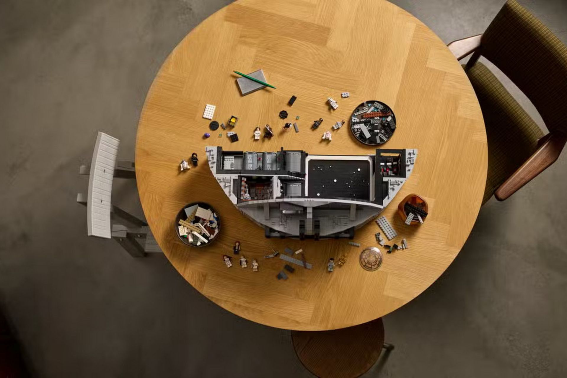 لگوی نیمه تمام ستاره مرگ روی میز چوبی