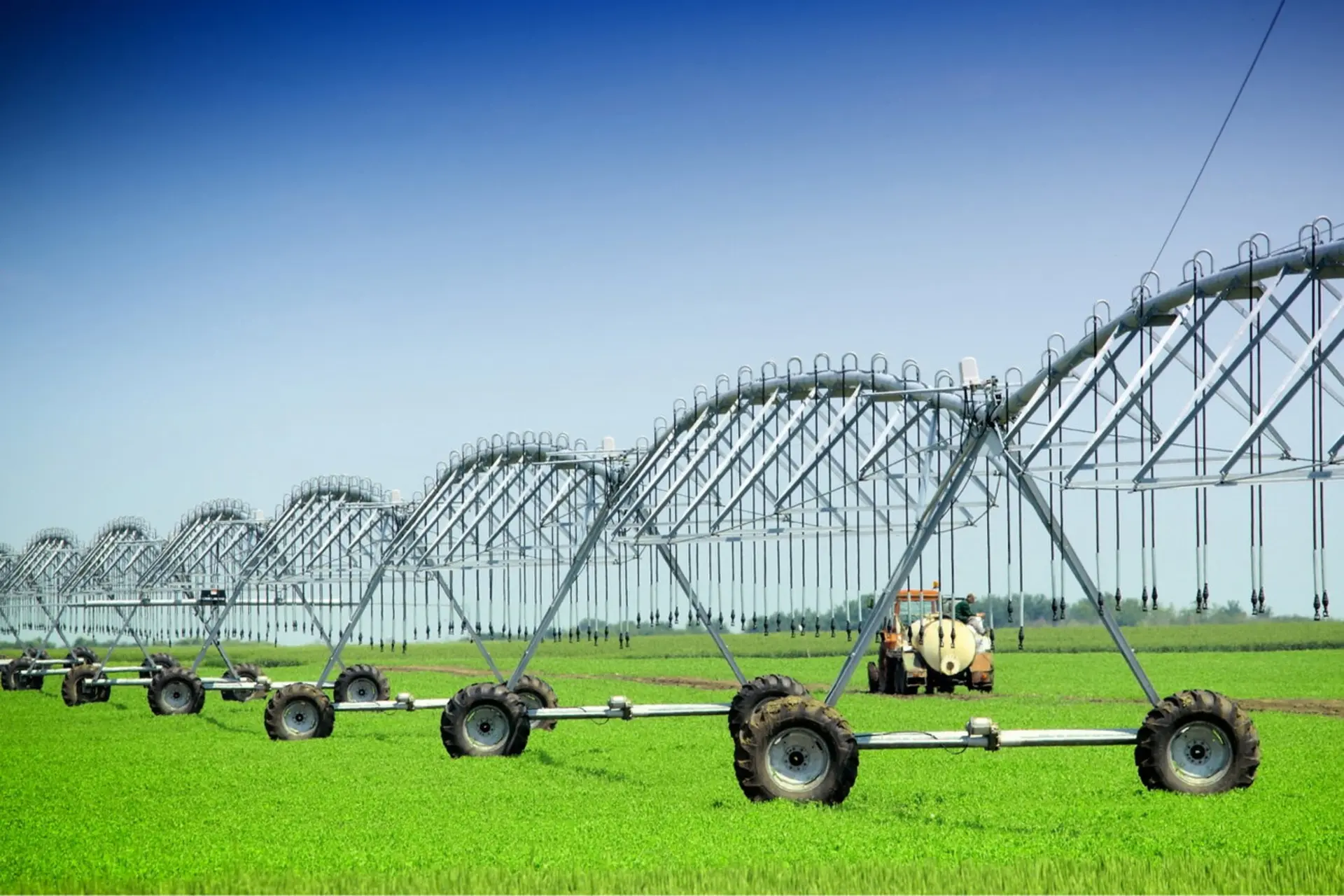مزرعه با سیستم آبیاری عقربه‌ای 