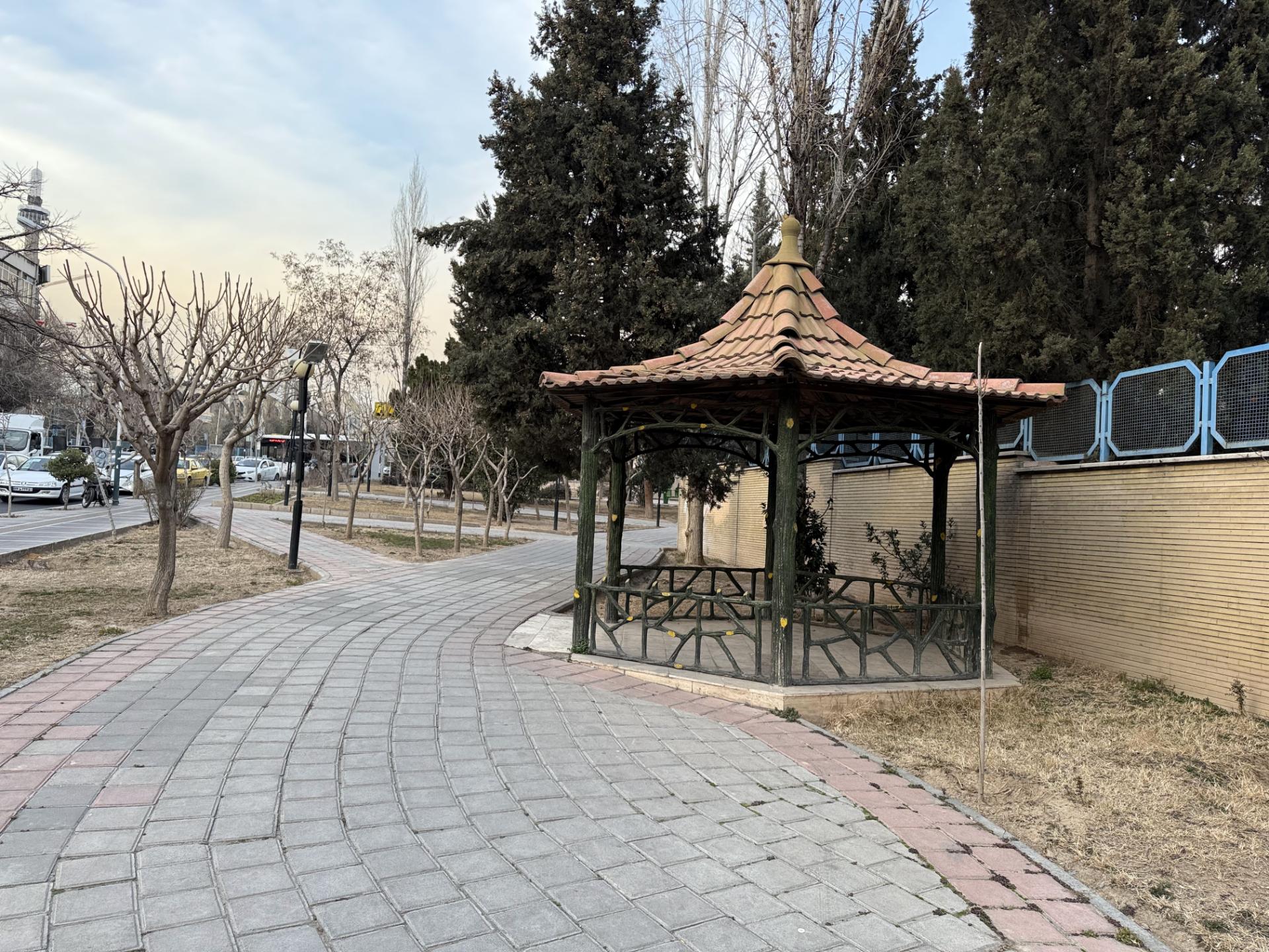 آلاچیق در پارکی در محدوده خیابان بهشتی تهران ۳