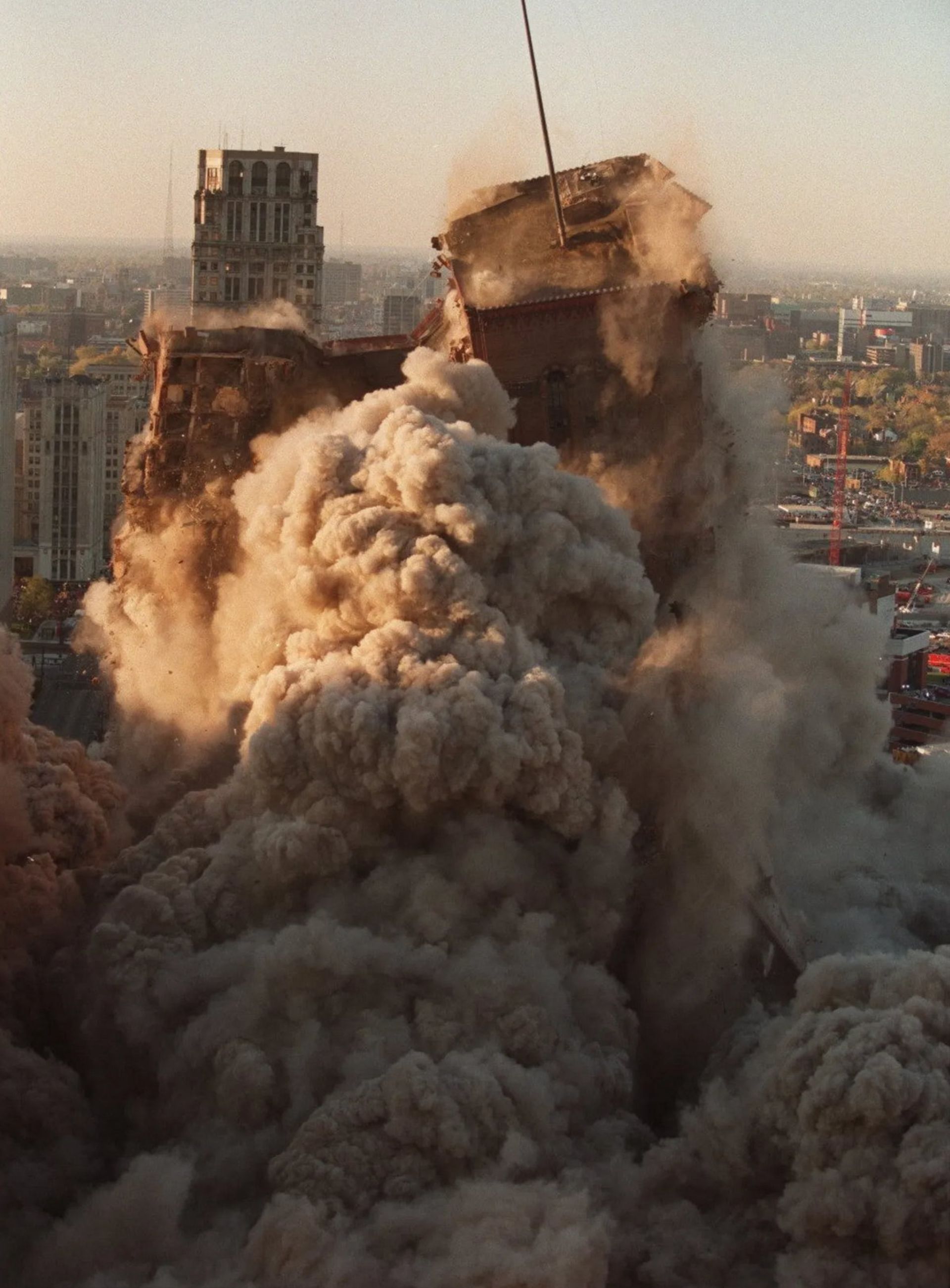 انفجار ساختمان فروشگاه جی.ال. هادسون برای تخریب سازه