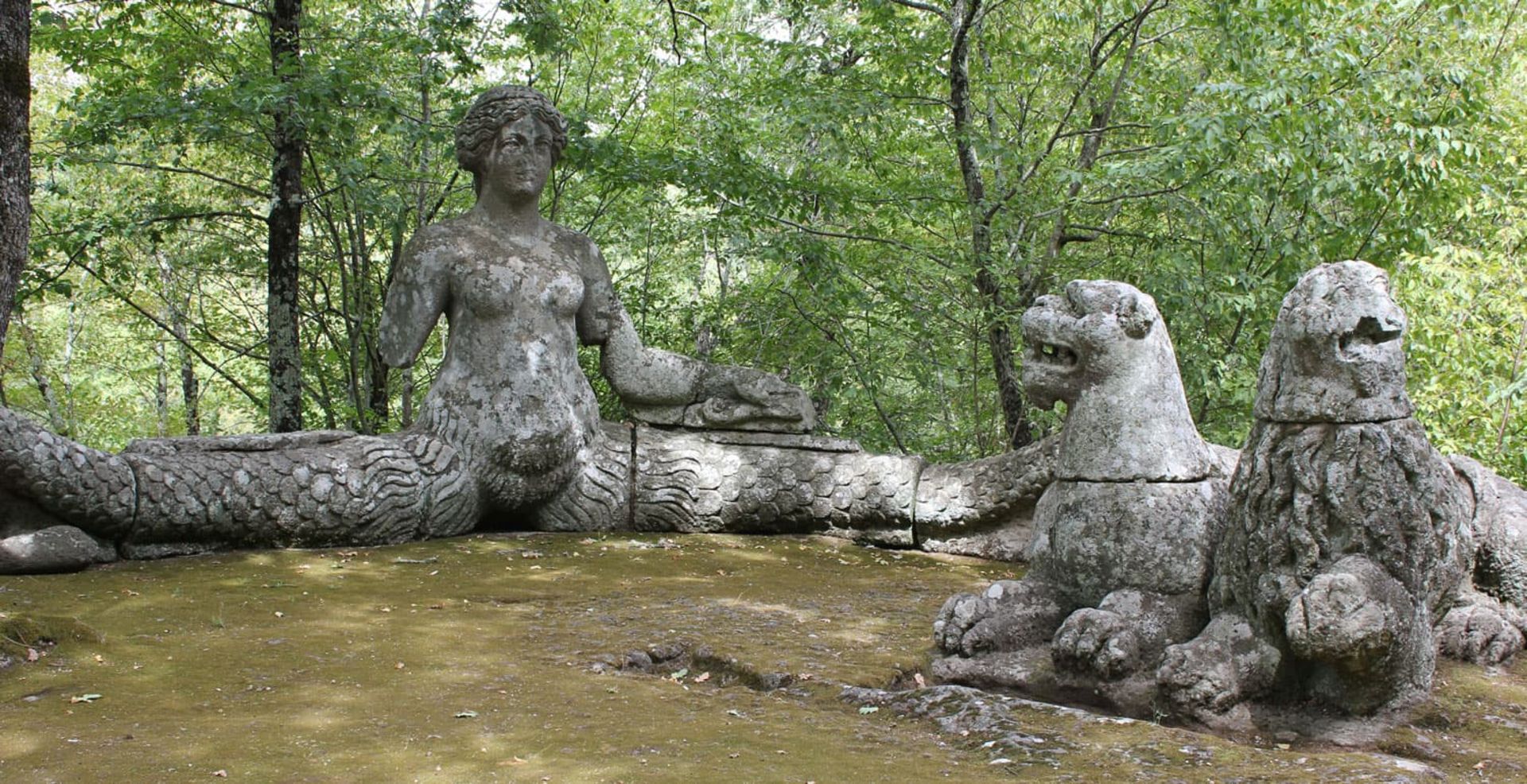 مجسمه یک پری دریایی بزرگ با دو دم، به همراه یک جفت شیر