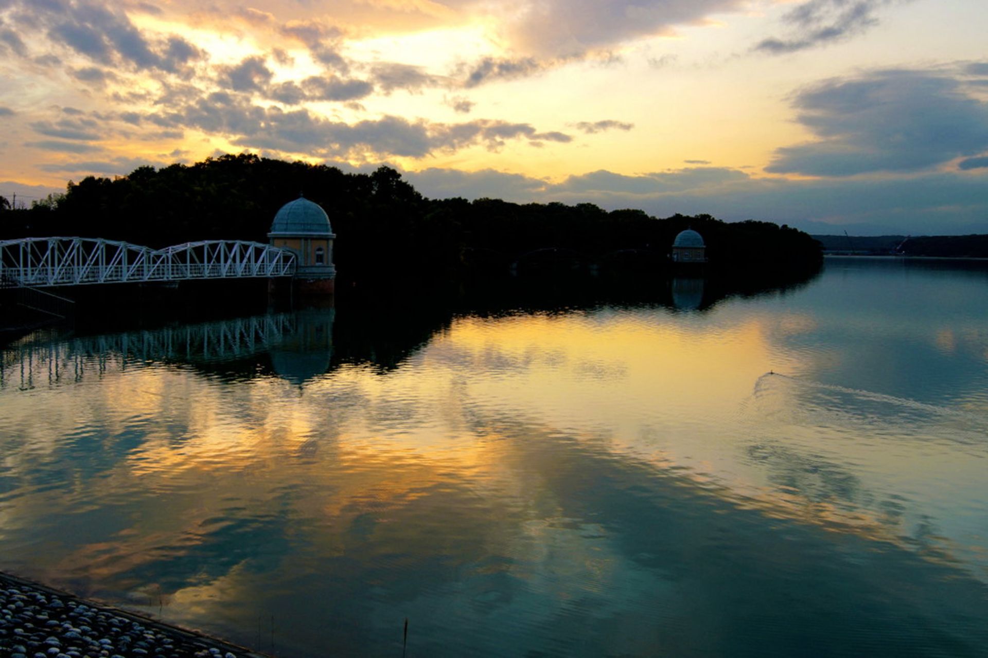 آب سد مورایاما ژاپن نمای غروب دریاچه