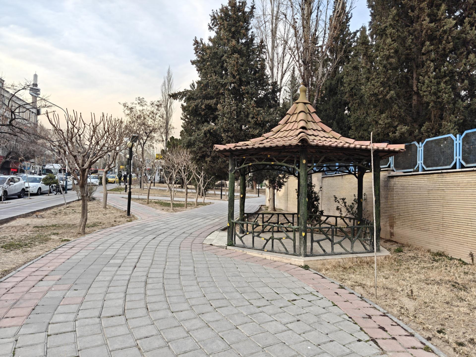 آلاچیق در پارکی در محدوده خیابان بهشتی تهران ۴