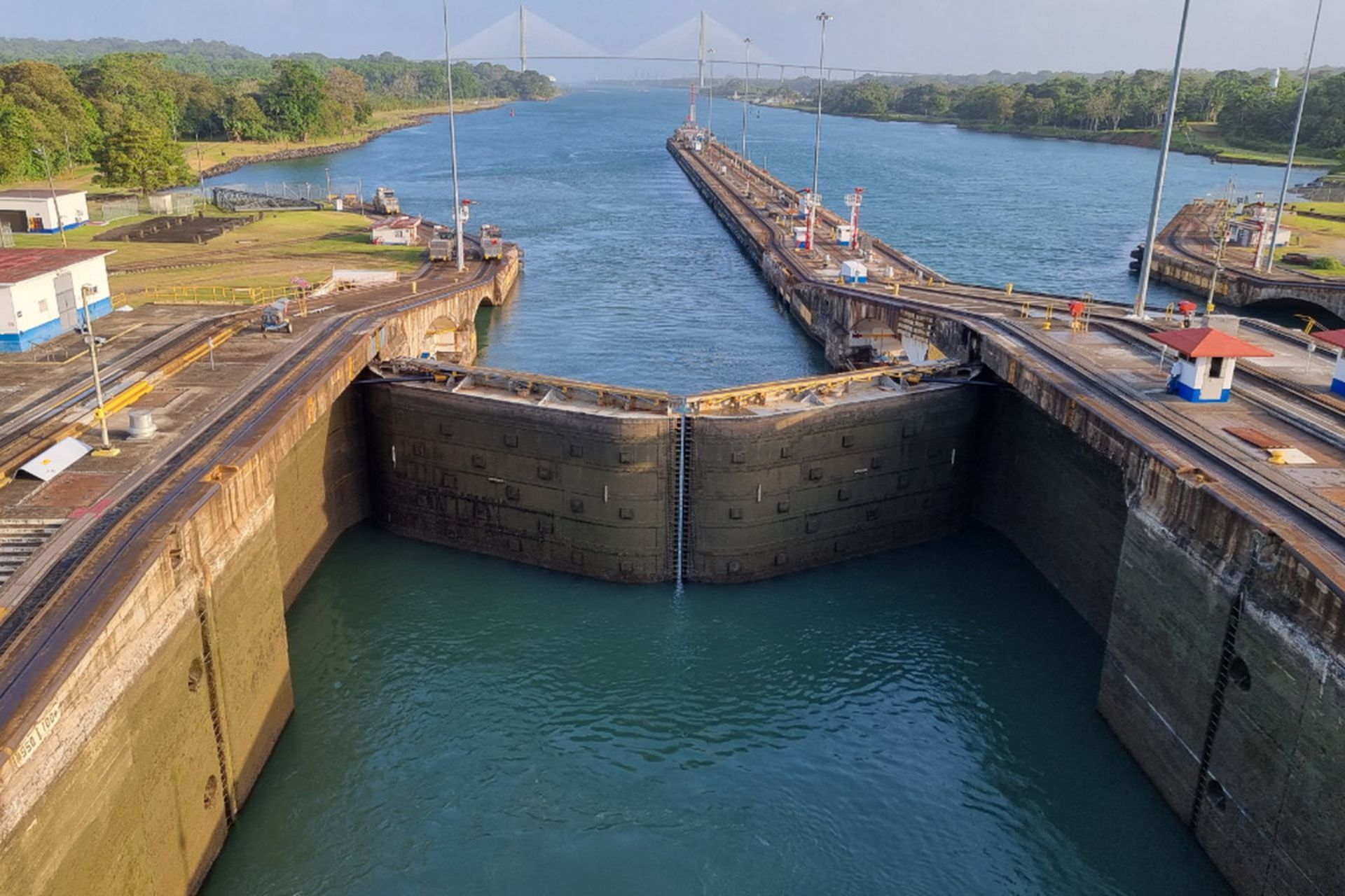 مراحل عملکرد قفل دریای پاناما: دروازه بسته قفل