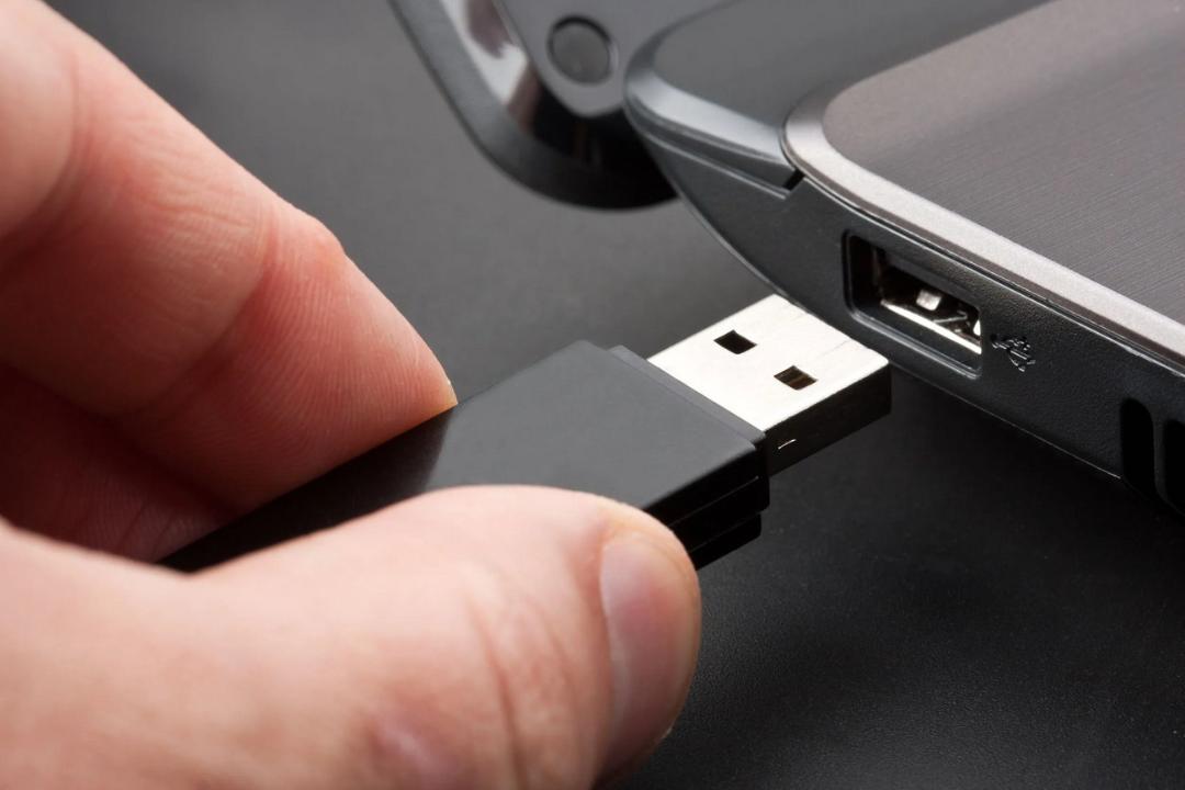 اتصال استیک USB به لپ‌تاپ