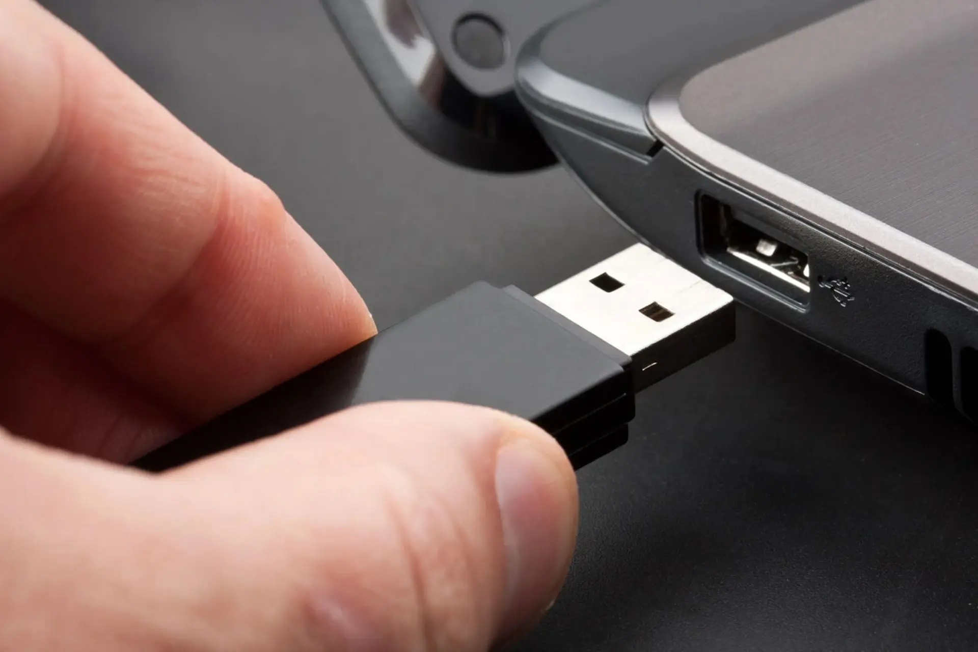 اتصال استیک USB به لپ‌تاپ