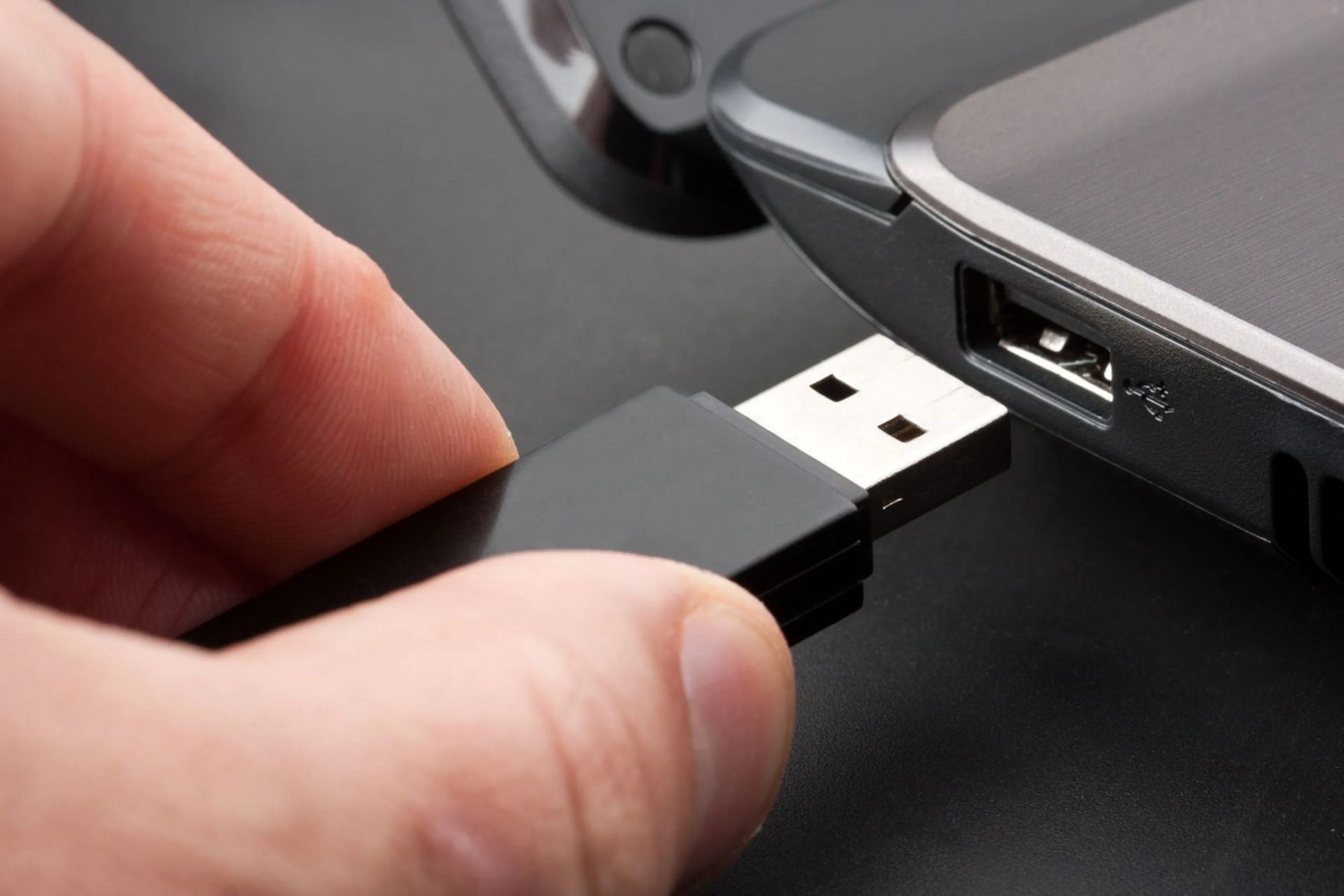 اتصال استیک USB به لپ‌تاپ
