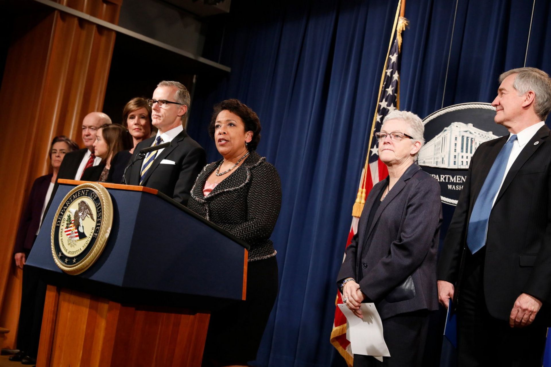  لورتا ای. لینچ دادستان کل آمریکا در جلسه محکومیت فولکس‌واگن