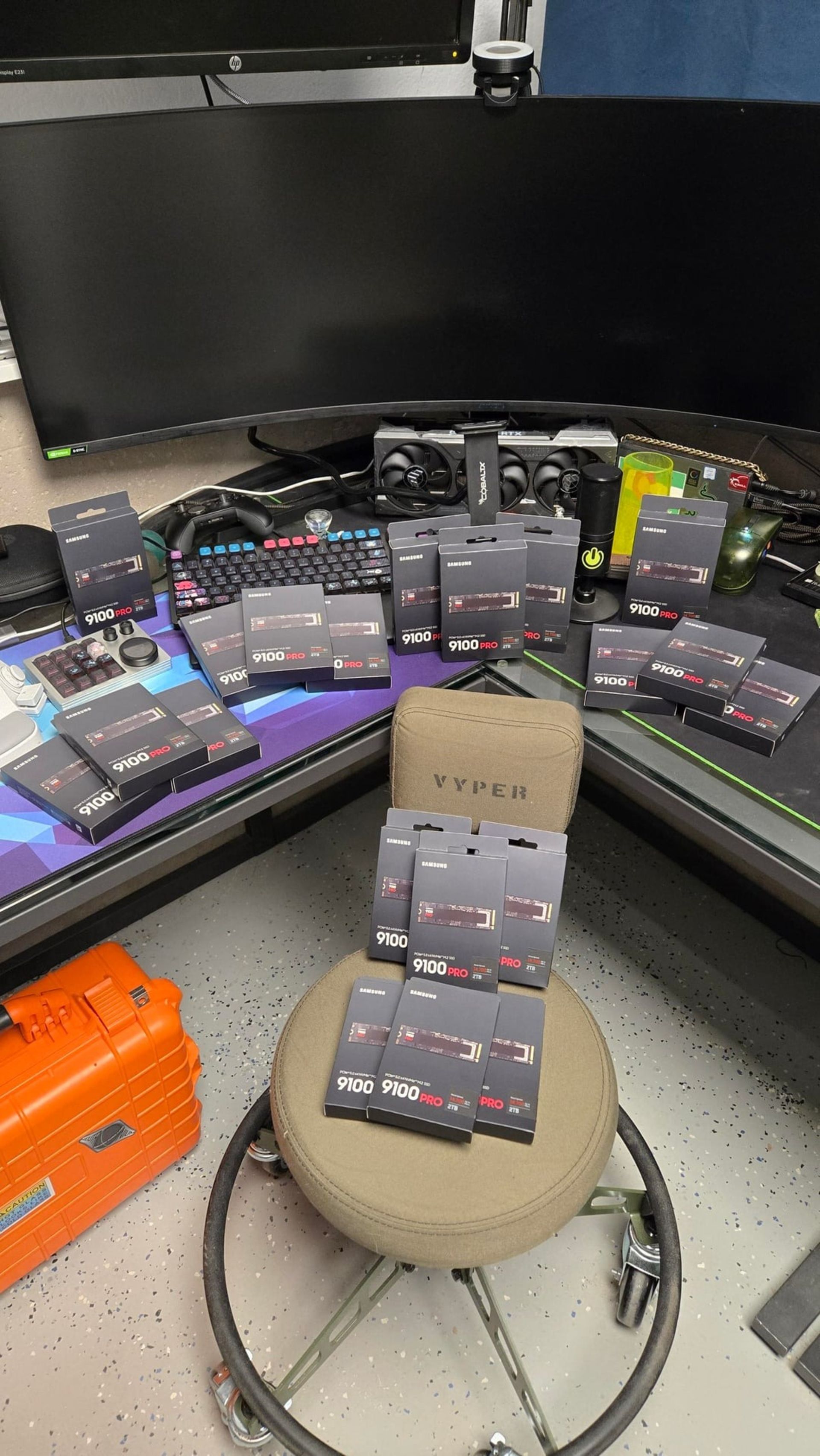 چند جعبه‌ی درایو اس‌اس‌دی سامسونگ روی صندلی و میز گیمینگ