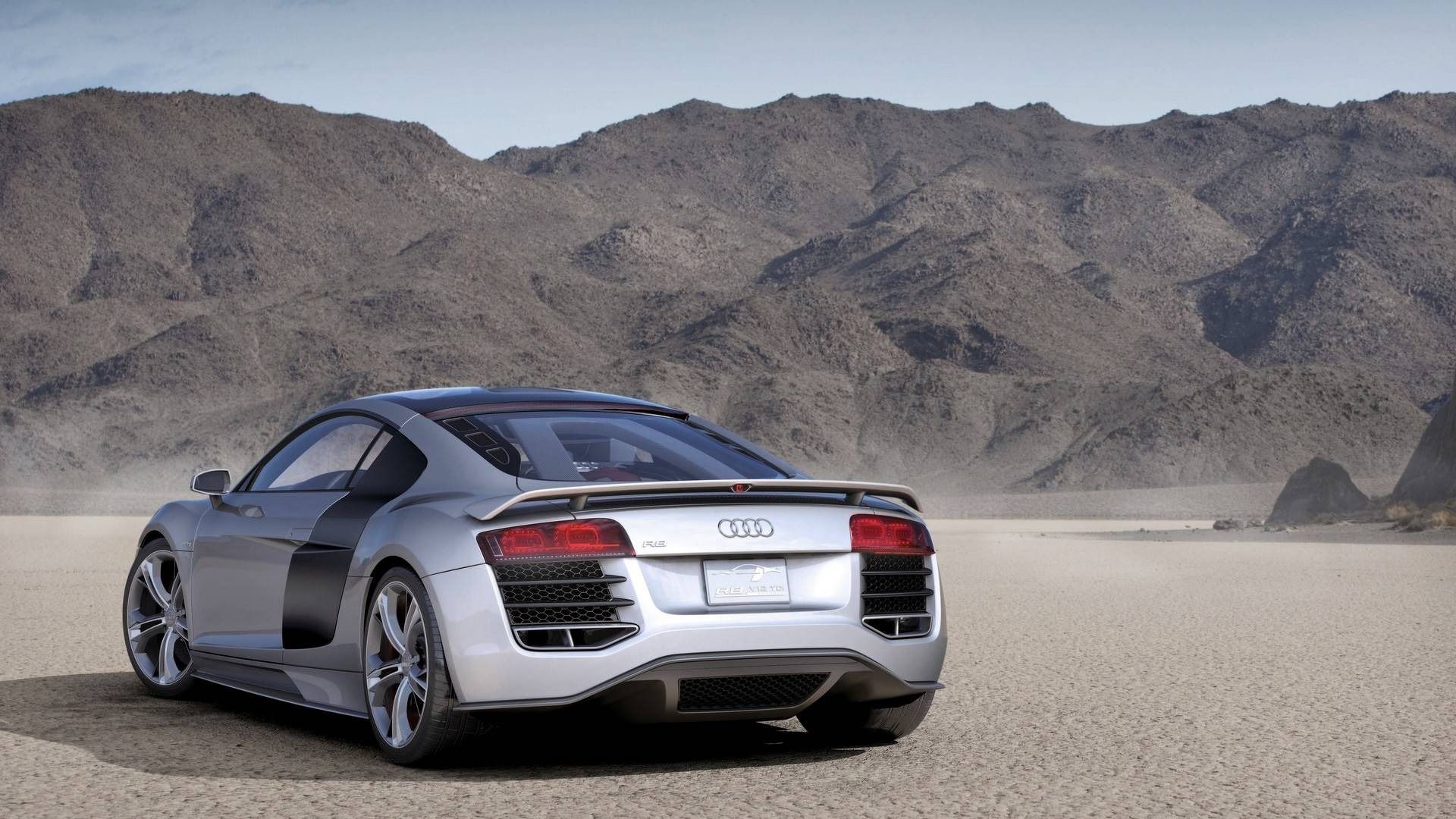 نمای سه‌چهارم عقب خودرو کانسپت آئودی R8 V12 دیزل