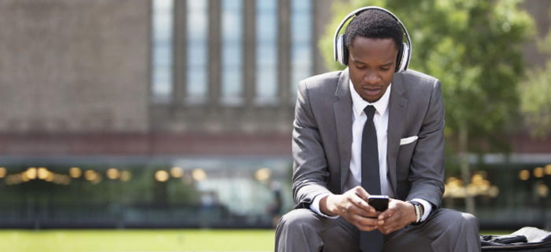  Listen to a podcast