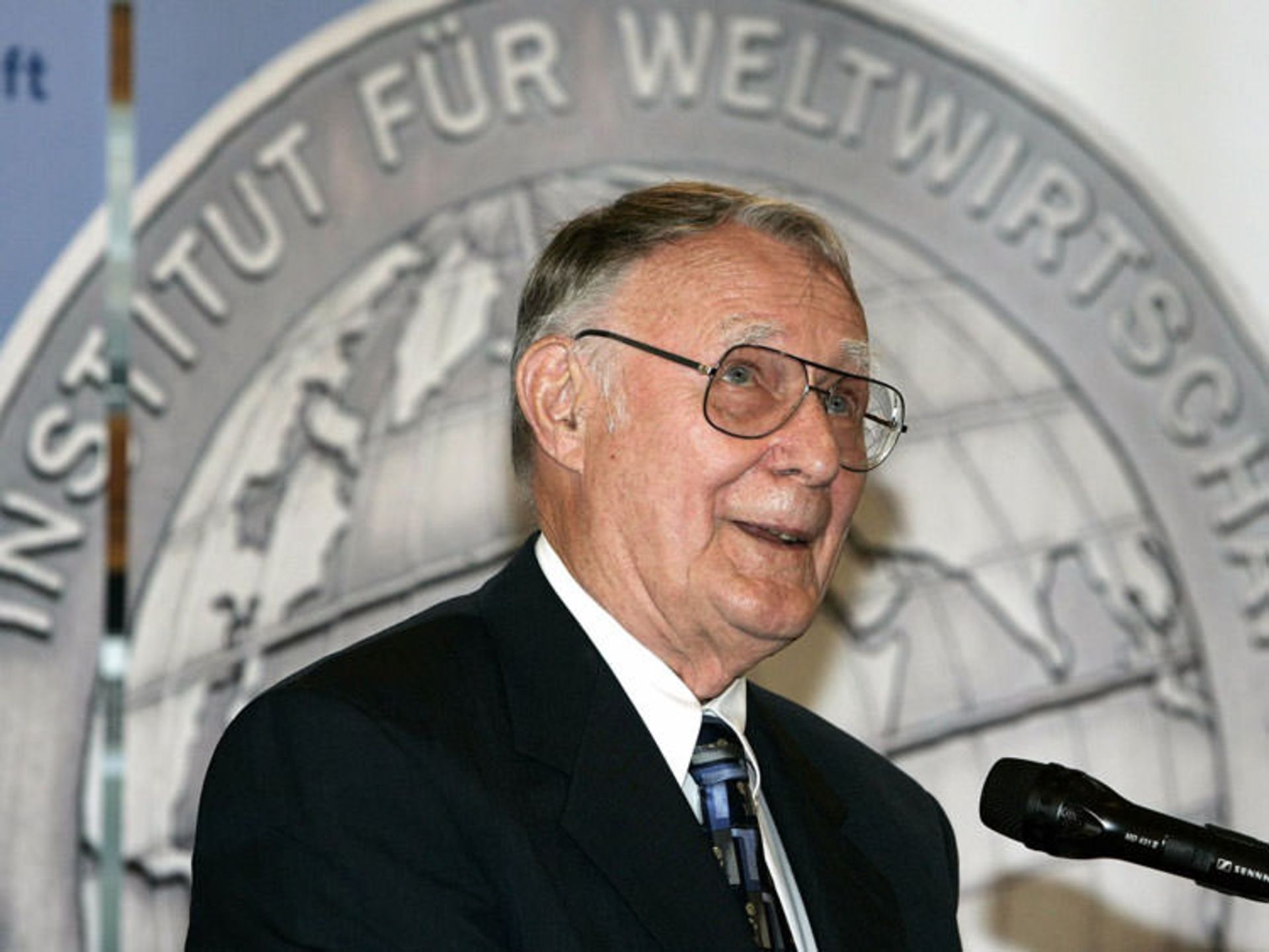 اینگوار کامپراد