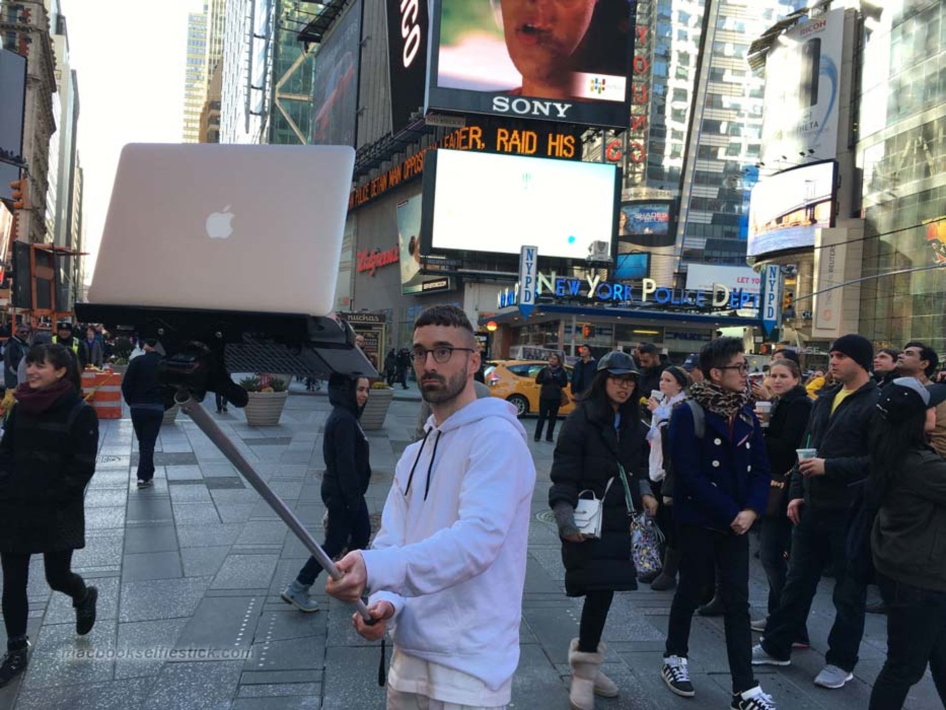 سلفی با MacBook