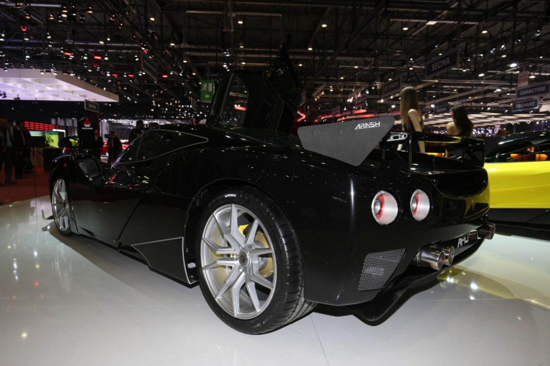 شرکت اتومبیل سازی آرش در هفدهمین سال تأسیس خود سوپر خودروی هیبریدی ای اف 10 مدل 2017 را در نمایشگاه خودروی ژنو 2016 به نمایش درآورد. این سوپر خودروی هیبریدی را می‌توان بقدرتمندترین خودروی هیبریدی جهان دانست زیرا در اوج خود توان خروجی حداکثری ۲۰۸۰ اسب بخار تولید می‌کند که بسیار فوق العاده است. برای آشنایی بیشتر با این سوپر خودروی دو رگه‌ی انگلیسی-ایرانی همراه زومیت باشید.  سال ۱۹۹۹ که آرش فربد شرکت خودروسازی فربد را تأسیس کرد کسی فکر نمی‌کرد این شرکت بتواند قدرتمندترین سوپر خودروهای دنیا را تولید کند. این شرکت که در سال ۲۰۰۶ تغییر نام داد و از آن به بعد با نام آرش شناخته شد با عرضه خودروهای ای‌اف۸ و ای‌اف۱۰، بازار سوپرخودروها را در اختیار خود گرفت و زنگ خطر را برای فراری و مک‌لارن به صدا درآورد.  چند سال پیش که ای‌اف۸ به عنوان محصول آرش معرفی شد، رقیب سرسخت سوپرخودروهای سطح متوسط جهان در آن زمان یعنی فراری ۴۵۸ ایتالیا و مک‌لارن ۱۲سی شد. در آن زمان ای‌اف۸ از پیشرانه سطح متوسط طراحی شده توسط جنرال موتورز استفاده می‌کرد.  اما سویر خودروی هیبریدی ای‌اف۱۰ که در نمایشگاه رونمایی شده با هدف تصاحب بازار خودروهای پرچمدار و رقابت سرسختانه وارد بازار شده و به علاقه‌مندان  معرفی شده است. آرش ای‌اف۱۰ را می‌توان رقیب سرسخت لافراری و پی‌۱ مک‌لارن دانست.  ای‌اف۱۰ را می‌توان نسخه به روز شده ای‌اف۸ شده است. هر چند ای‌اف۱۰ دارای مشخصات و طراحی ظاهری خاص خود است اما به نظر می‌رسد تنها خودرویی است که بسیار شباهت به ای‌اف۸ دارد و از آن الگو برداشته است. ای‌اف۱۰ قدیمی از پیشرانه  ال‌اس ۷ با حجم ۷ لیتر دارای ۸ سیلندر استفاده می‌کرد در حالی که ای‌اف۱۰ مدل ۲۰۱۷ که به روز شده است از پیشرانه ۶.۲ لیتری دارای ۸ سیلندر بهره می‌برد.  پیشرانه نصب شده بر روی سوپر خودروی هیبریدی ای‌اف ۱۰ مدل ۲۰۱۷ که احتمالاً تولید جنرال موتورز است، در حالت معمولی ۹۰۰ اسب بخار توان خروجی و ۱۲۰۱ نیوتن‌متر گشتاور دارد؛ اگر چهار موتور موجود در این پیشرانه روشن باشد و قدرت به هر دو محور منتقل می‌شود حداقل توان خروجی متوسط ۱۱۸۰ اسب بخار و حداکثر توان خروجی ۲۰۸۰ اسب بخار تولید می‌کند.  پیشرانه دستی یا اتومالتیک ۶ سرعته برای پیشرانه بنزینی تعبیه شده است که قدرت را به چرخ‌های عقب منتقل می‌کند. اما وقتی پیشرانه الکترونیکی فعال می‌شود ی جعبه دنده دو سرعته قدرت را به تمام چرخ‌ها منتقل می‌کند.  باتری این خودروی هیبریدی یونی بوده و ظرفیتش ۳۲ کیلووات ساعت است و می‌توان آن را به صورت مستقیم یا غیر مستقیم شارژ کرد.  شاسی این خودرو از فیبر کربن تهیه شده است. بدنه این خودرو در جلو و عقب، از آلومینیونم تشکیل شده است. تایرهای این خودرو از نوع Pilot Sport 2 برند میشلین بوده که برای چرخ‌های جلو ۱۹ اینچ و برای چرخ‌های عقب ۱۲۰ اینچ است.   ای‌اف۱۰ رونمایی شده شتاب صفر تا ۱۰۰ را در زمان ۲.۸ ثانیه طی می‌کند و با نهایت سرعت ۳۲۱ کیلومتر بر ساعت می‌توان با آن رانندگی کرد.