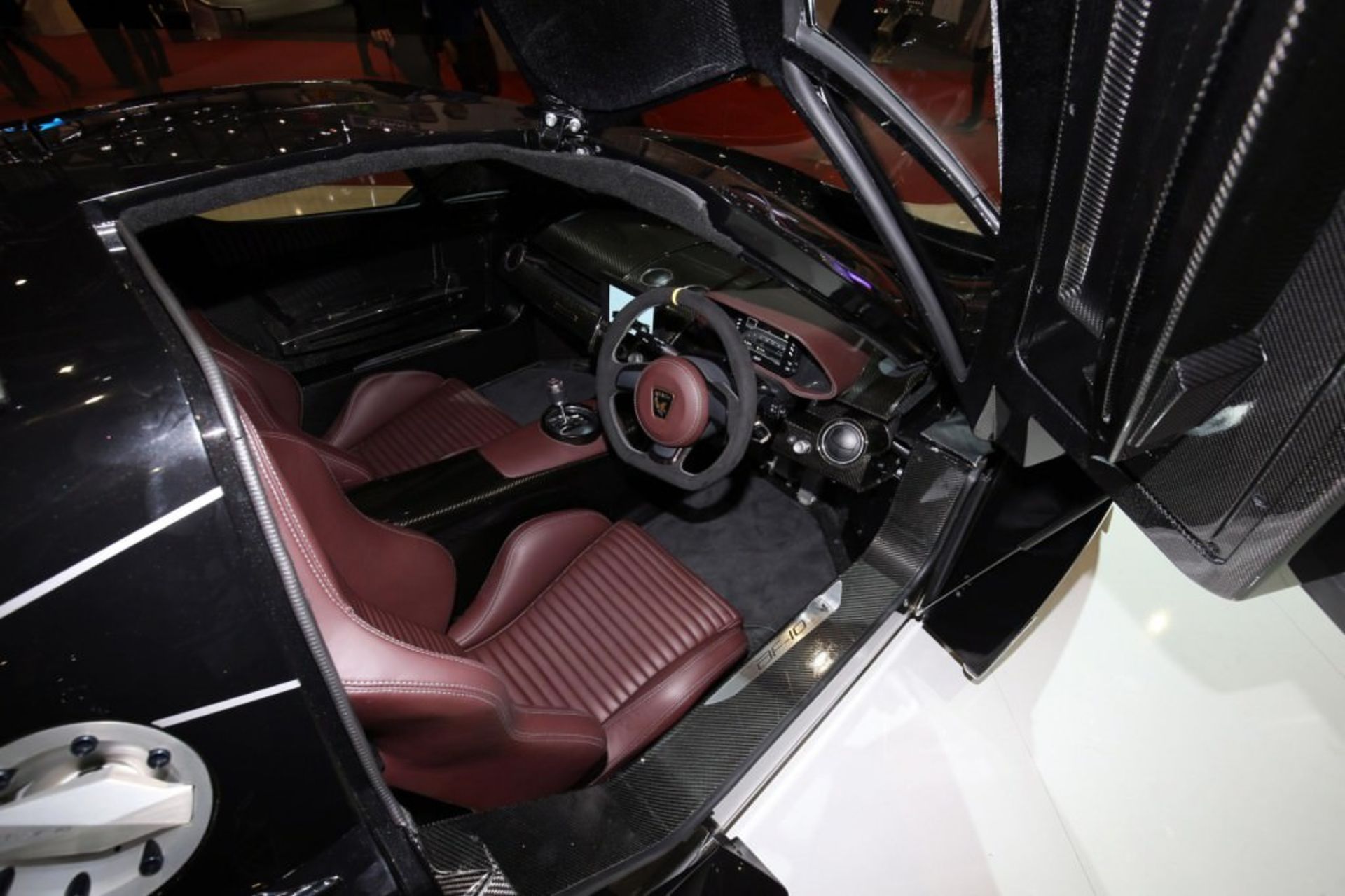 شرکت اتومبیل سازی آرش در هفدهمین سال تأسیس خود سوپر خودروی هیبریدی ای اف 10 مدل 2017 را در نمایشگاه خودروی ژنو 2016 به نمایش درآورد. این سوپر خودروی هیبریدی را می‌توان بقدرتمندترین خودروی هیبریدی جهان دانست زیرا در اوج خود توان خروجی حداکثری ۲۰۸۰ اسب بخار تولید می‌کند که بسیار فوق العاده است. برای آشنایی بیشتر با این سوپر خودروی دو رگه‌ی انگلیسی-ایرانی همراه زومیت باشید.  سال ۱۹۹۹ که آرش فربد شرکت خودروسازی فربد را تأسیس کرد کسی فکر نمی‌کرد این شرکت بتواند قدرتمندترین سوپر خودروهای دنیا را تولید کند. این شرکت که در سال ۲۰۰۶ تغییر نام داد و از آن به بعد با نام آرش شناخته شد با عرضه خودروهای ای‌اف۸ و ای‌اف۱۰، بازار سوپرخودروها را در اختیار خود گرفت و زنگ خطر را برای فراری و مک‌لارن به صدا درآورد.  چند سال پیش که ای‌اف۸ به عنوان محصول آرش معرفی شد، رقیب سرسخت سوپرخودروهای سطح متوسط جهان در آن زمان یعنی فراری ۴۵۸ ایتالیا و مک‌لارن ۱۲سی شد. در آن زمان ای‌اف۸ از پیشرانه سطح متوسط طراحی شده توسط جنرال موتورز استفاده می‌کرد.  اما سویر خودروی هیبریدی ای‌اف۱۰ که در نمایشگاه رونمایی شده با هدف تصاحب بازار خودروهای پرچمدار و رقابت سرسختانه وارد بازار شده و به علاقه‌مندان  معرفی شده است. آرش ای‌اف۱۰ را می‌توان رقیب سرسخت لافراری و پی‌۱ مک‌لارن دانست.  ای‌اف۱۰ را می‌توان نسخه به روز شده ای‌اف۸ شده است. هر چند ای‌اف۱۰ دارای مشخصات و طراحی ظاهری خاص خود است اما به نظر می‌رسد تنها خودرویی است که بسیار شباهت به ای‌اف۸ دارد و از آن الگو برداشته است. ای‌اف۱۰ قدیمی از پیشرانه  ال‌اس ۷ با حجم ۷ لیتر دارای ۸ سیلندر استفاده می‌کرد در حالی که ای‌اف۱۰ مدل ۲۰۱۷ که به روز شده است از پیشرانه ۶.۲ لیتری دارای ۸ سیلندر بهره می‌برد.  پیشرانه نصب شده بر روی سوپر خودروی هیبریدی ای‌اف ۱۰ مدل ۲۰۱۷ که احتمالاً تولید جنرال موتورز است، در حالت معمولی ۹۰۰ اسب بخار توان خروجی و ۱۲۰۱ نیوتن‌متر گشتاور دارد؛ اگر چهار موتور موجود در این پیشرانه روشن باشد و قدرت به هر دو محور منتقل می‌شود حداقل توان خروجی متوسط ۱۱۸۰ اسب بخار و حداکثر توان خروجی ۲۰۸۰ اسب بخار تولید می‌کند.  پیشرانه دستی یا اتومالتیک ۶ سرعته برای پیشرانه بنزینی تعبیه شده است که قدرت را به چرخ‌های عقب منتقل می‌کند. اما وقتی پیشرانه الکترونیکی فعال می‌شود ی جعبه دنده دو سرعته قدرت را به تمام چرخ‌ها منتقل می‌کند.  باتری این خودروی هیبریدی یونی بوده و ظرفیتش ۳۲ کیلووات ساعت است و می‌توان آن را به صورت مستقیم یا غیر مستقیم شارژ کرد.  شاسی این خودرو از فیبر کربن تهیه شده است. بدنه این خودرو در جلو و عقب، از آلومینیونم تشکیل شده است. تایرهای این خودرو از نوع Pilot Sport 2 برند میشلین بوده که برای چرخ‌های جلو ۱۹ اینچ و برای چرخ‌های عقب ۱۲۰ اینچ است.   ای‌اف۱۰ رونمایی شده شتاب صفر تا ۱۰۰ را در زمان ۲.۸ ثانیه طی می‌کند و با نهایت سرعت ۳۲۱ کیلومتر بر ساعت می‌توان با آن رانندگی کرد.