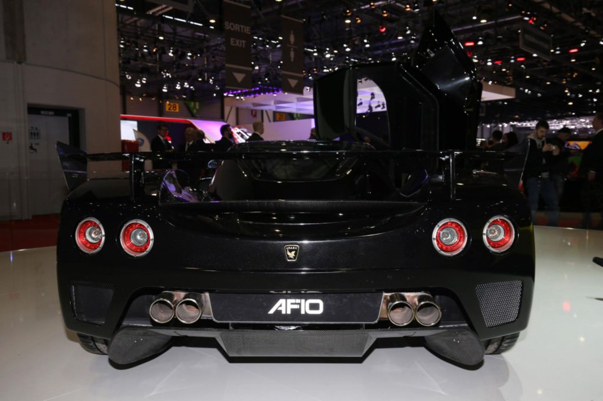 شرکت اتومبیل سازی آرش در هفدهمین سال تأسیس خود سوپر خودروی هیبریدی ای اف 10 مدل 2017 را در نمایشگاه خودروی ژنو 2016 به نمایش درآورد. این سوپر خودروی هیبریدی را می‌توان بقدرتمندترین خودروی هیبریدی جهان دانست زیرا در اوج خود توان خروجی حداکثری ۲۰۸۰ اسب بخار تولید می‌کند که بسیار فوق العاده است. برای آشنایی بیشتر با این سوپر خودروی دو رگه‌ی انگلیسی-ایرانی همراه زومیت باشید.  سال ۱۹۹۹ که آرش فربد شرکت خودروسازی فربد را تأسیس کرد کسی فکر نمی‌کرد این شرکت بتواند قدرتمندترین سوپر خودروهای دنیا را تولید کند. این شرکت که در سال ۲۰۰۶ تغییر نام داد و از آن به بعد با نام آرش شناخته شد با عرضه خودروهای ای‌اف۸ و ای‌اف۱۰، بازار سوپرخودروها را در اختیار خود گرفت و زنگ خطر را برای فراری و مک‌لارن به صدا درآورد.  چند سال پیش که ای‌اف۸ به عنوان محصول آرش معرفی شد، رقیب سرسخت سوپرخودروهای سطح متوسط جهان در آن زمان یعنی فراری ۴۵۸ ایتالیا و مک‌لارن ۱۲سی شد. در آن زمان ای‌اف۸ از پیشرانه سطح متوسط طراحی شده توسط جنرال موتورز استفاده می‌کرد.  اما سویر خودروی هیبریدی ای‌اف۱۰ که در نمایشگاه رونمایی شده با هدف تصاحب بازار خودروهای پرچمدار و رقابت سرسختانه وارد بازار شده و به علاقه‌مندان  معرفی شده است. آرش ای‌اف۱۰ را می‌توان رقیب سرسخت لافراری و پی‌۱ مک‌لارن دانست.  ای‌اف۱۰ را می‌توان نسخه به روز شده ای‌اف۸ شده است. هر چند ای‌اف۱۰ دارای مشخصات و طراحی ظاهری خاص خود است اما به نظر می‌رسد تنها خودرویی است که بسیار شباهت به ای‌اف۸ دارد و از آن الگو برداشته است. ای‌اف۱۰ قدیمی از پیشرانه  ال‌اس ۷ با حجم ۷ لیتر دارای ۸ سیلندر استفاده می‌کرد در حالی که ای‌اف۱۰ مدل ۲۰۱۷ که به روز شده است از پیشرانه ۶.۲ لیتری دارای ۸ سیلندر بهره می‌برد.  پیشرانه نصب شده بر روی سوپر خودروی هیبریدی ای‌اف ۱۰ مدل ۲۰۱۷ که احتمالاً تولید جنرال موتورز است، در حالت معمولی ۹۰۰ اسب بخار توان خروجی و ۱۲۰۱ نیوتن‌متر گشتاور دارد؛ اگر چهار موتور موجود در این پیشرانه روشن باشد و قدرت به هر دو محور منتقل می‌شود حداقل توان خروجی متوسط ۱۱۸۰ اسب بخار و حداکثر توان خروجی ۲۰۸۰ اسب بخار تولید می‌کند.  پیشرانه دستی یا اتومالتیک ۶ سرعته برای پیشرانه بنزینی تعبیه شده است که قدرت را به چرخ‌های عقب منتقل می‌کند. اما وقتی پیشرانه الکترونیکی فعال می‌شود ی جعبه دنده دو سرعته قدرت را به تمام چرخ‌ها منتقل می‌کند.  باتری این خودروی هیبریدی یونی بوده و ظرفیتش ۳۲ کیلووات ساعت است و می‌توان آن را به صورت مستقیم یا غیر مستقیم شارژ کرد.  شاسی این خودرو از فیبر کربن تهیه شده است. بدنه این خودرو در جلو و عقب، از آلومینیونم تشکیل شده است. تایرهای این خودرو از نوع Pilot Sport 2 برند میشلین بوده که برای چرخ‌های جلو ۱۹ اینچ و برای چرخ‌های عقب ۱۲۰ اینچ است.   ای‌اف۱۰ رونمایی شده شتاب صفر تا ۱۰۰ را در زمان ۲.۸ ثانیه طی می‌کند و با نهایت سرعت ۳۲۱ کیلومتر بر ساعت می‌توان با آن رانندگی کرد.