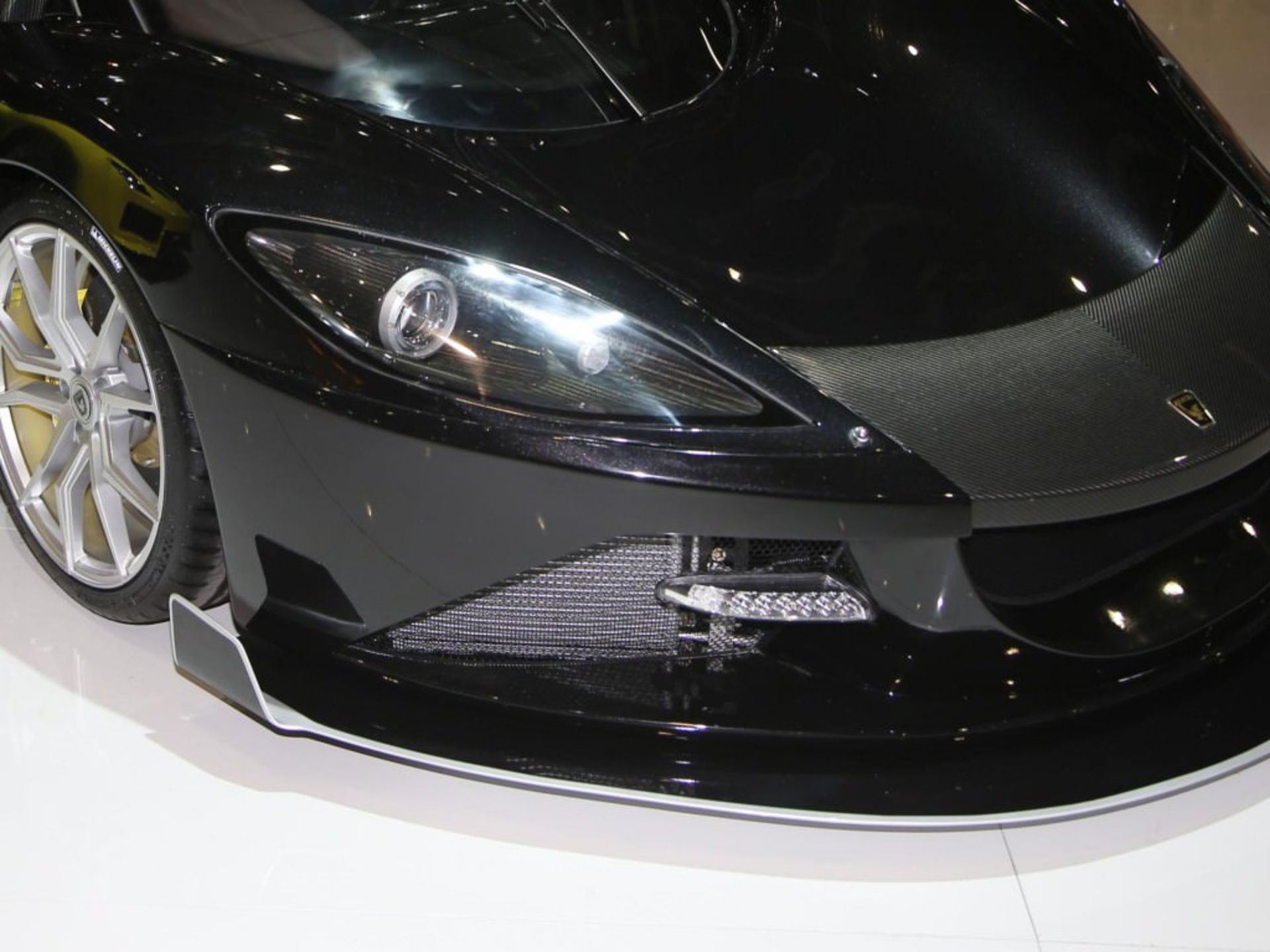 شرکت اتومبیل سازی آرش در هفدهمین سال تأسیس خود سوپر خودروی هیبریدی ای اف 10 مدل 2017 را در نمایشگاه خودروی ژنو 2016 به نمایش درآورد. این سوپر خودروی هیبریدی را می‌توان بقدرتمندترین خودروی هیبریدی جهان دانست زیرا در اوج خود توان خروجی حداکثری ۲۰۸۰ اسب بخار تولید می‌کند که بسیار فوق العاده است. برای آشنایی بیشتر با این سوپر خودروی دو رگه‌ی انگلیسی-ایرانی همراه زومیت باشید.  سال ۱۹۹۹ که آرش فربد شرکت خودروسازی فربد را تأسیس کرد کسی فکر نمی‌کرد این شرکت بتواند قدرتمندترین سوپر خودروهای دنیا را تولید کند. این شرکت که در سال ۲۰۰۶ تغییر نام داد و از آن به بعد با نام آرش شناخته شد با عرضه خودروهای ای‌اف۸ و ای‌اف۱۰، بازار سوپرخودروها را در اختیار خود گرفت و زنگ خطر را برای فراری و مک‌لارن به صدا درآورد.  چند سال پیش که ای‌اف۸ به عنوان محصول آرش معرفی شد، رقیب سرسخت سوپرخودروهای سطح متوسط جهان در آن زمان یعنی فراری ۴۵۸ ایتالیا و مک‌لارن ۱۲سی شد. در آن زمان ای‌اف۸ از پیشرانه سطح متوسط طراحی شده توسط جنرال موتورز استفاده می‌کرد.  اما سویر خودروی هیبریدی ای‌اف۱۰ که در نمایشگاه رونمایی شده با هدف تصاحب بازار خودروهای پرچمدار و رقابت سرسختانه وارد بازار شده و به علاقه‌مندان  معرفی شده است. آرش ای‌اف۱۰ را می‌توان رقیب سرسخت لافراری و پی‌۱ مک‌لارن دانست.  ای‌اف۱۰ را می‌توان نسخه به روز شده ای‌اف۸ شده است. هر چند ای‌اف۱۰ دارای مشخصات و طراحی ظاهری خاص خود است اما به نظر می‌رسد تنها خودرویی است که بسیار شباهت به ای‌اف۸ دارد و از آن الگو برداشته است. ای‌اف۱۰ قدیمی از پیشرانه  ال‌اس ۷ با حجم ۷ لیتر دارای ۸ سیلندر استفاده می‌کرد در حالی که ای‌اف۱۰ مدل ۲۰۱۷ که به روز شده است از پیشرانه ۶.۲ لیتری دارای ۸ سیلندر بهره می‌برد.  پیشرانه نصب شده بر روی سوپر خودروی هیبریدی ای‌اف ۱۰ مدل ۲۰۱۷ که احتمالاً تولید جنرال موتورز است، در حالت معمولی ۹۰۰ اسب بخار توان خروجی و ۱۲۰۱ نیوتن‌متر گشتاور دارد؛ اگر چهار موتور موجود در این پیشرانه روشن باشد و قدرت به هر دو محور منتقل می‌شود حداقل توان خروجی متوسط ۱۱۸۰ اسب بخار و حداکثر توان خروجی ۲۰۸۰ اسب بخار تولید می‌کند.  پیشرانه دستی یا اتومالتیک ۶ سرعته برای پیشرانه بنزینی تعبیه شده است که قدرت را به چرخ‌های عقب منتقل می‌کند. اما وقتی پیشرانه الکترونیکی فعال می‌شود ی جعبه دنده دو سرعته قدرت را به تمام چرخ‌ها منتقل می‌کند.  باتری این خودروی هیبریدی یونی بوده و ظرفیتش ۳۲ کیلووات ساعت است و می‌توان آن را به صورت مستقیم یا غیر مستقیم شارژ کرد.  شاسی این خودرو از فیبر کربن تهیه شده است. بدنه این خودرو در جلو و عقب، از آلومینیونم تشکیل شده است. تایرهای این خودرو از نوع Pilot Sport 2 برند میشلین بوده که برای چرخ‌های جلو ۱۹ اینچ و برای چرخ‌های عقب ۱۲۰ اینچ است.   ای‌اف۱۰ رونمایی شده شتاب صفر تا ۱۰۰ را در زمان ۲.۸ ثانیه طی می‌کند و با نهایت سرعت ۳۲۱ کیلومتر بر ساعت می‌توان با آن رانندگی کرد.