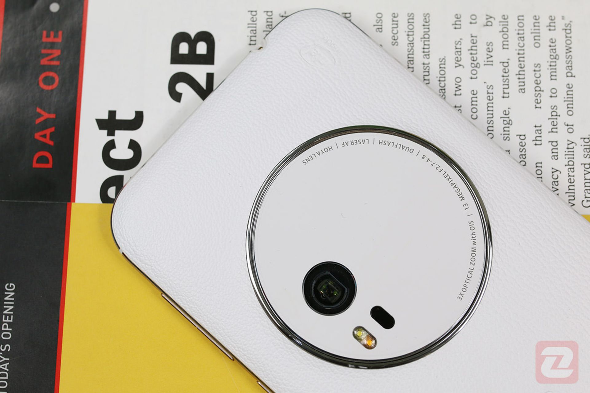 زن فون زوم دوربین