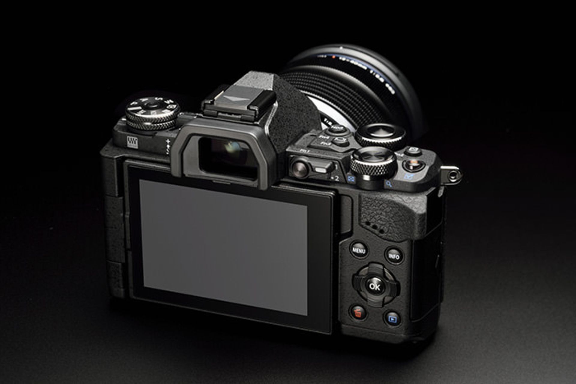 بهترین دوربین حرفه‌ای- المپوس e-m5 ii