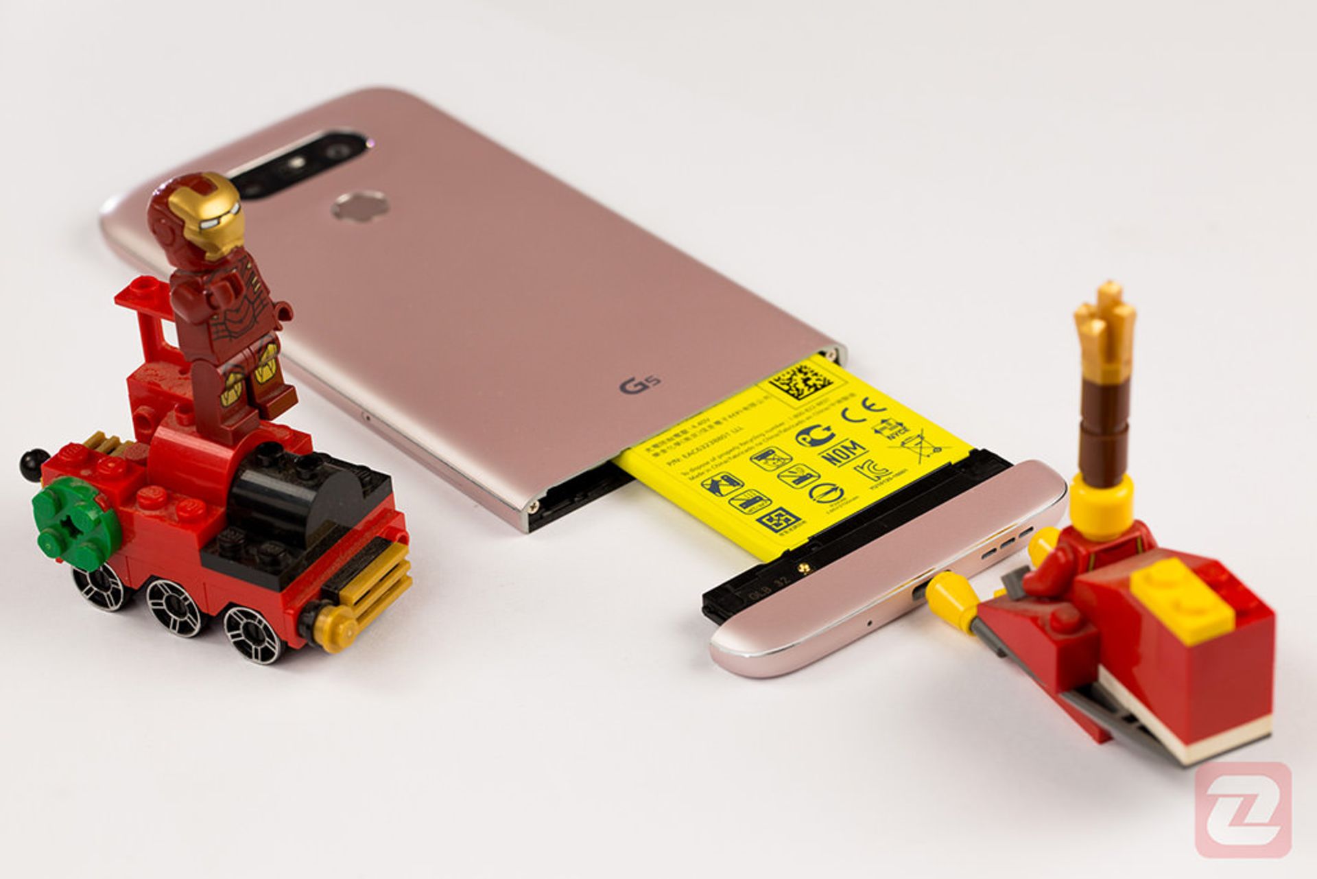ال جی G5 از نمای پشت روی میز در کنار لگو