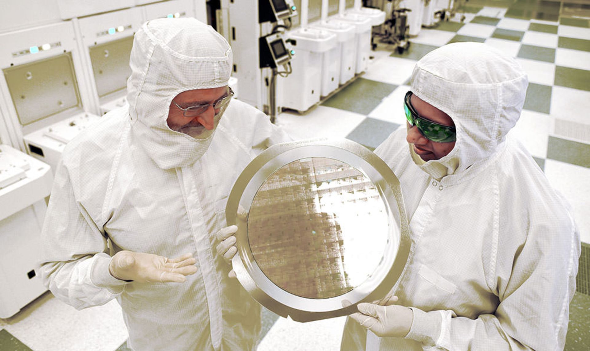 ویفر ۷ نانومتری در دستان محققان آی بی ام